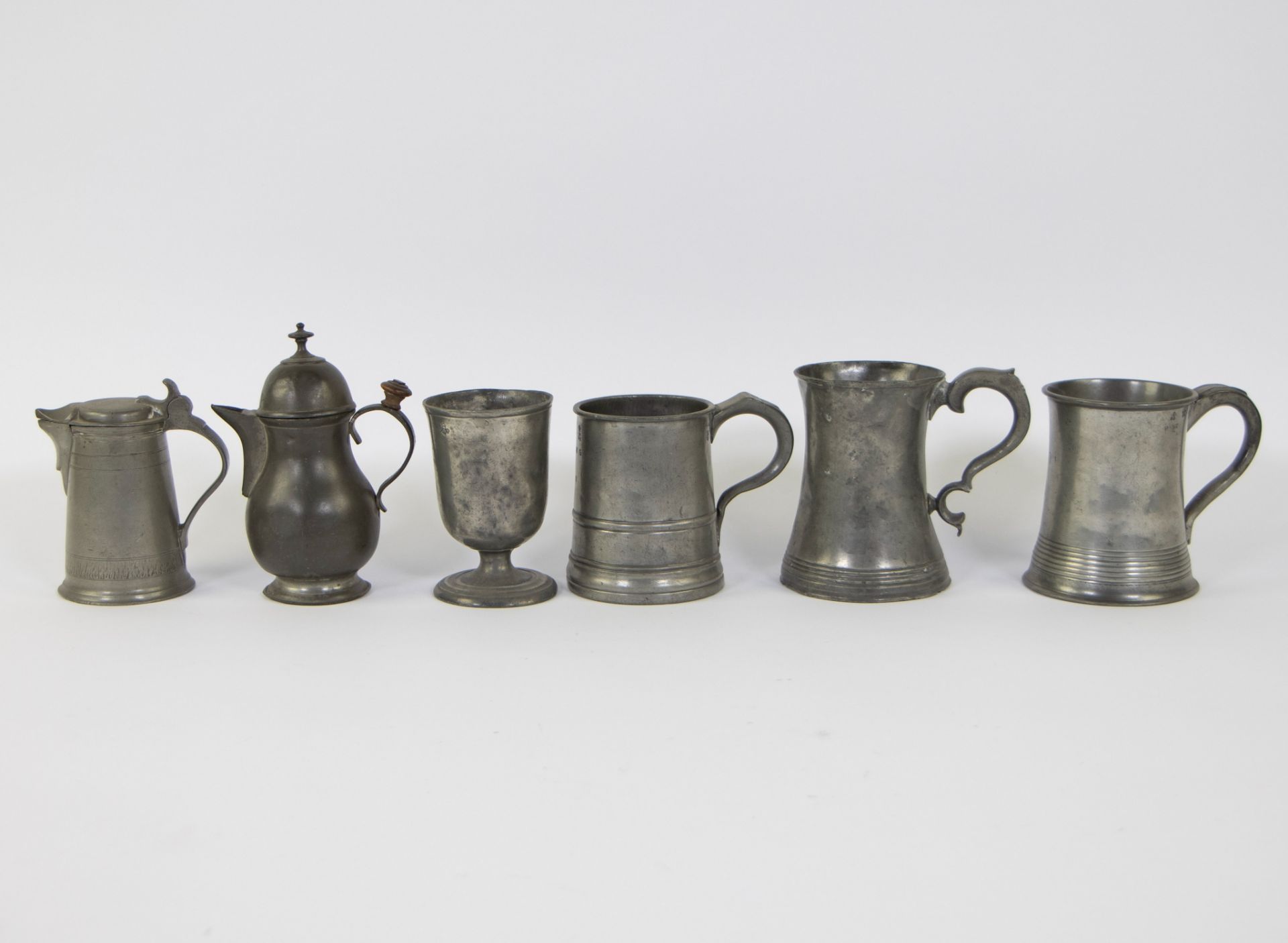 Large collection of pewter pitchers and beer pots, 18th/19th century - Image 4 of 10