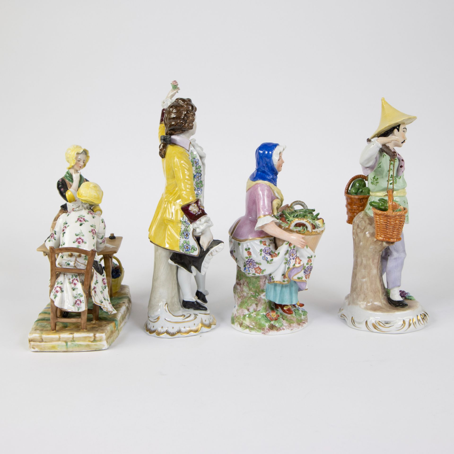 Large collection of porcelain figurines and 2 round lidded boxes (one of which is Sèvres) - Bild 5 aus 15