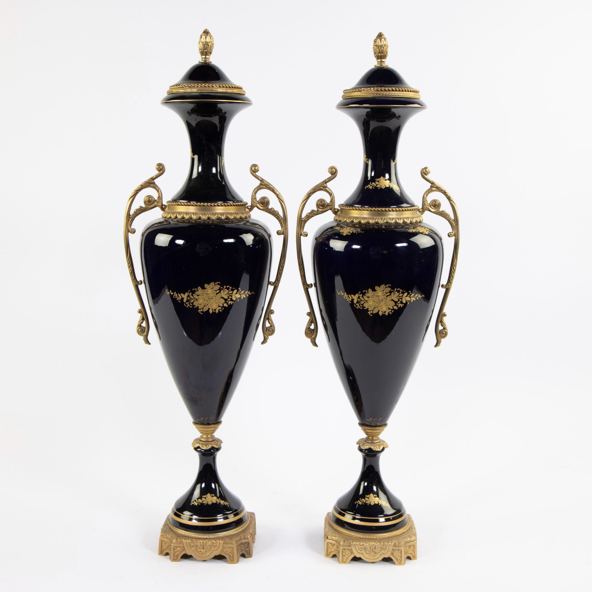 Pair of cobalt blue porcelain amphoras in Sèvres style with gold-plated ornaments Sèvres, signed E. - Image 3 of 5