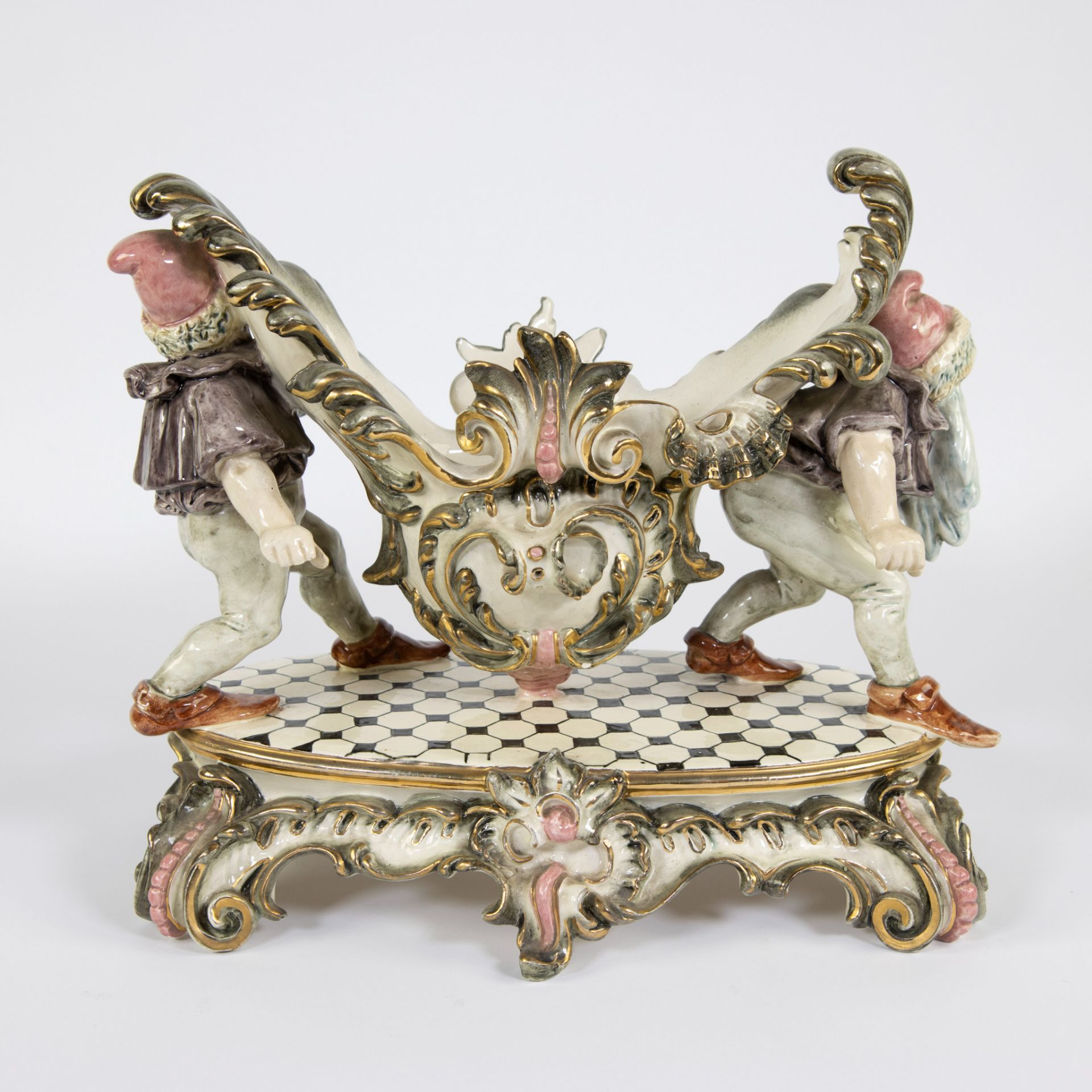 Polychrome porcelain center piece depicting a coupe carried by 2 gnomes - Bild 3 aus 5