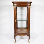 Display cabinet with a marble top and gilded bronze ornaments, the 4 sides are fitted with glass