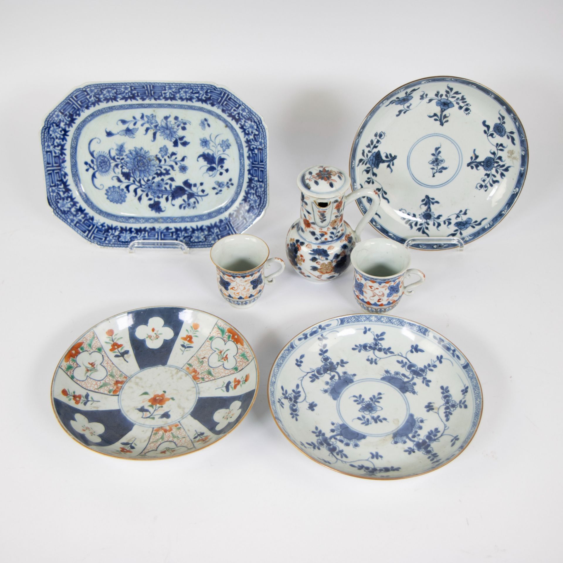 Collection of Chinese blue/white and Imari 18th/19th century (saucer, 3 plates and teapot with 2 cup