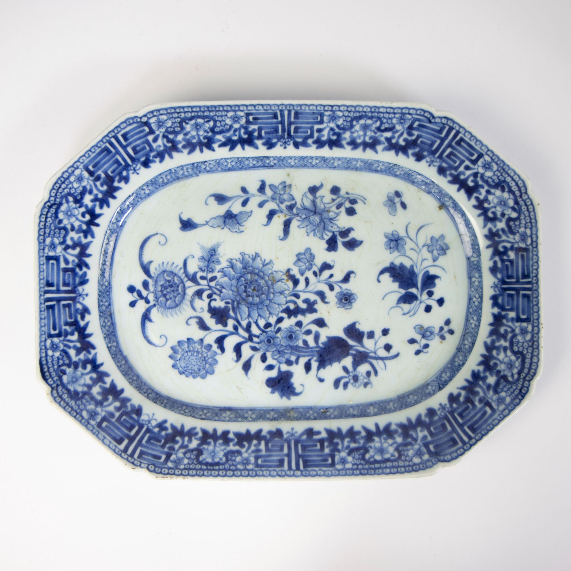 Collection of Chinese blue/white and Imari 18th/19th century (saucer, 3 plates and teapot with 2 cup - Bild 4 aus 12