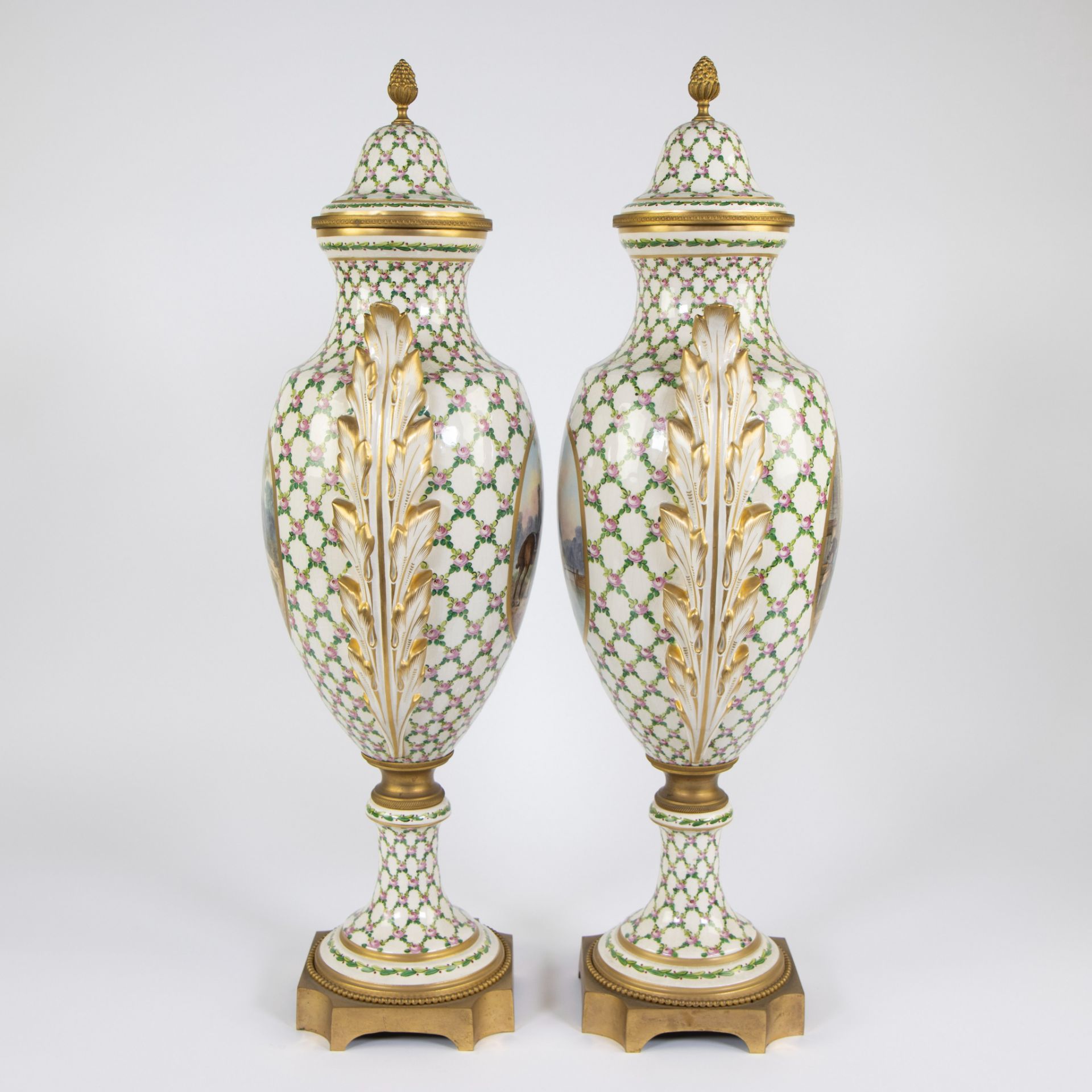 Pair of porcelain Sèvres vases on a gilt brass base with a background of leaves and pink flowers, pa - Bild 4 aus 5