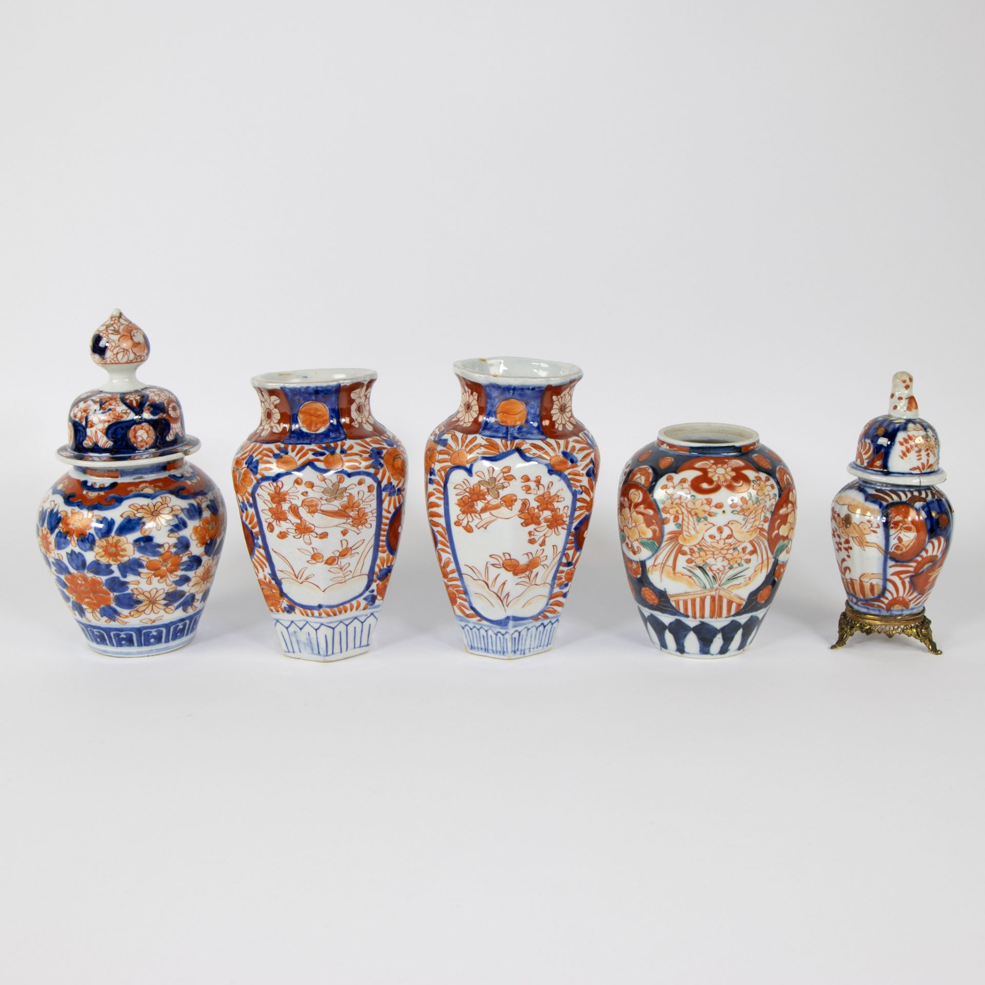 Large lot of Japanese porcelain Imari vases and lidded vases, 19th century - Image 2 of 11