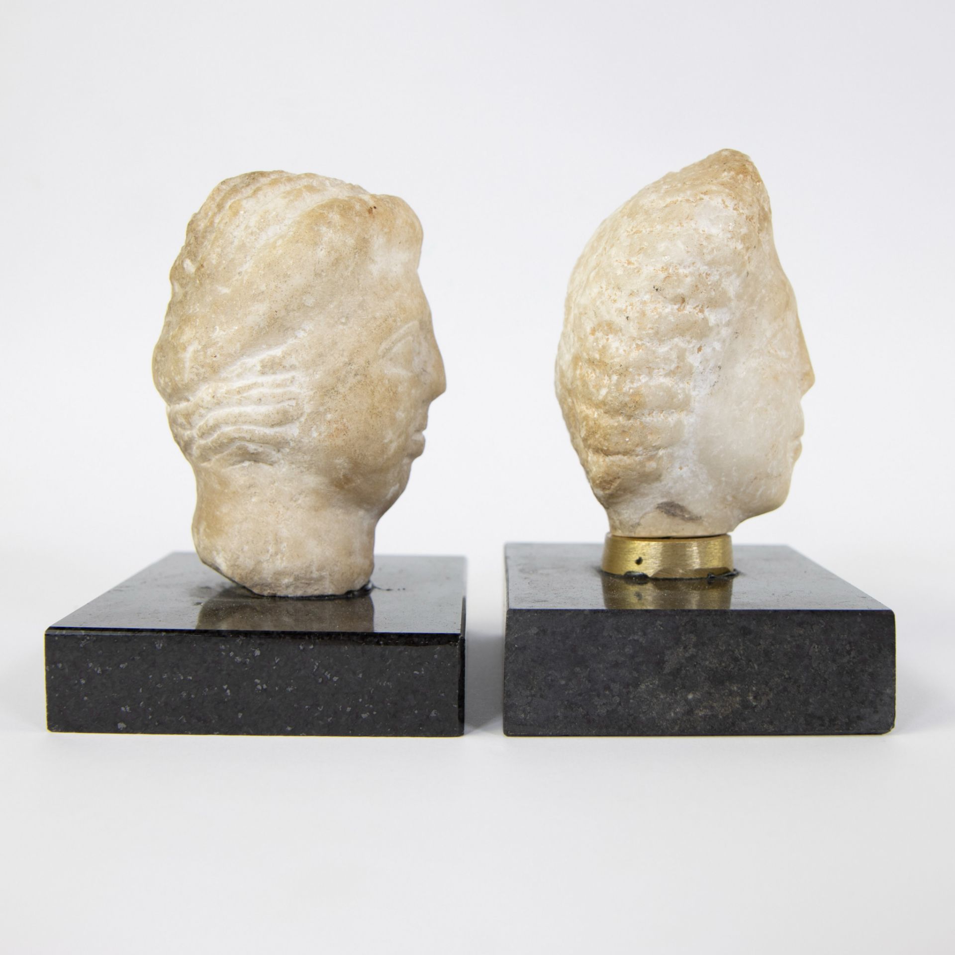2 Roman heads in white stone on marble base - Image 4 of 4
