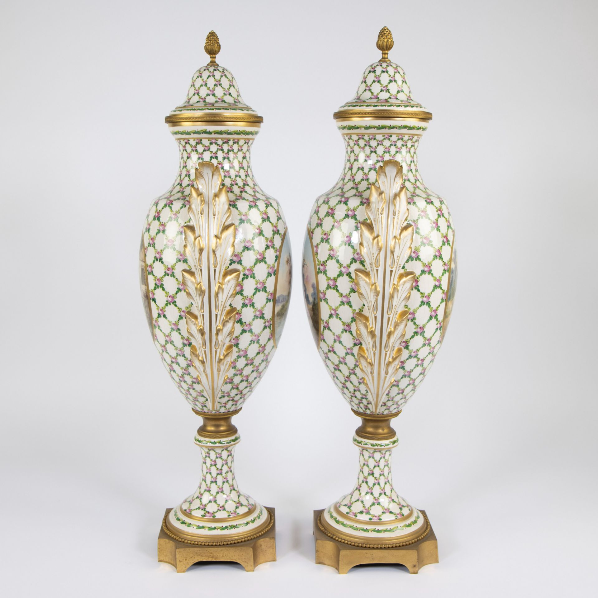 Pair of porcelain Sèvres vases on a gilt brass base with a background of leaves and pink flowers, pa - Bild 2 aus 5