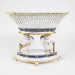Openwork porcelain coupe partly gold gilded and carried by 2 putti, marked