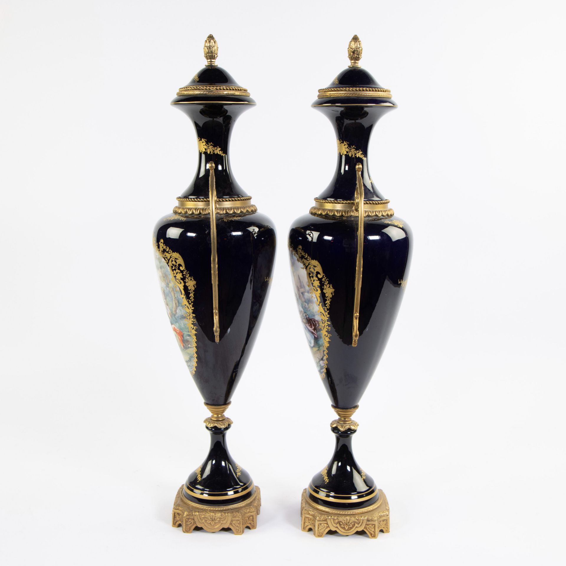 Pair of cobalt blue porcelain amphoras in Sèvres style with gold-plated ornaments Sèvres, signed E. - Image 2 of 5