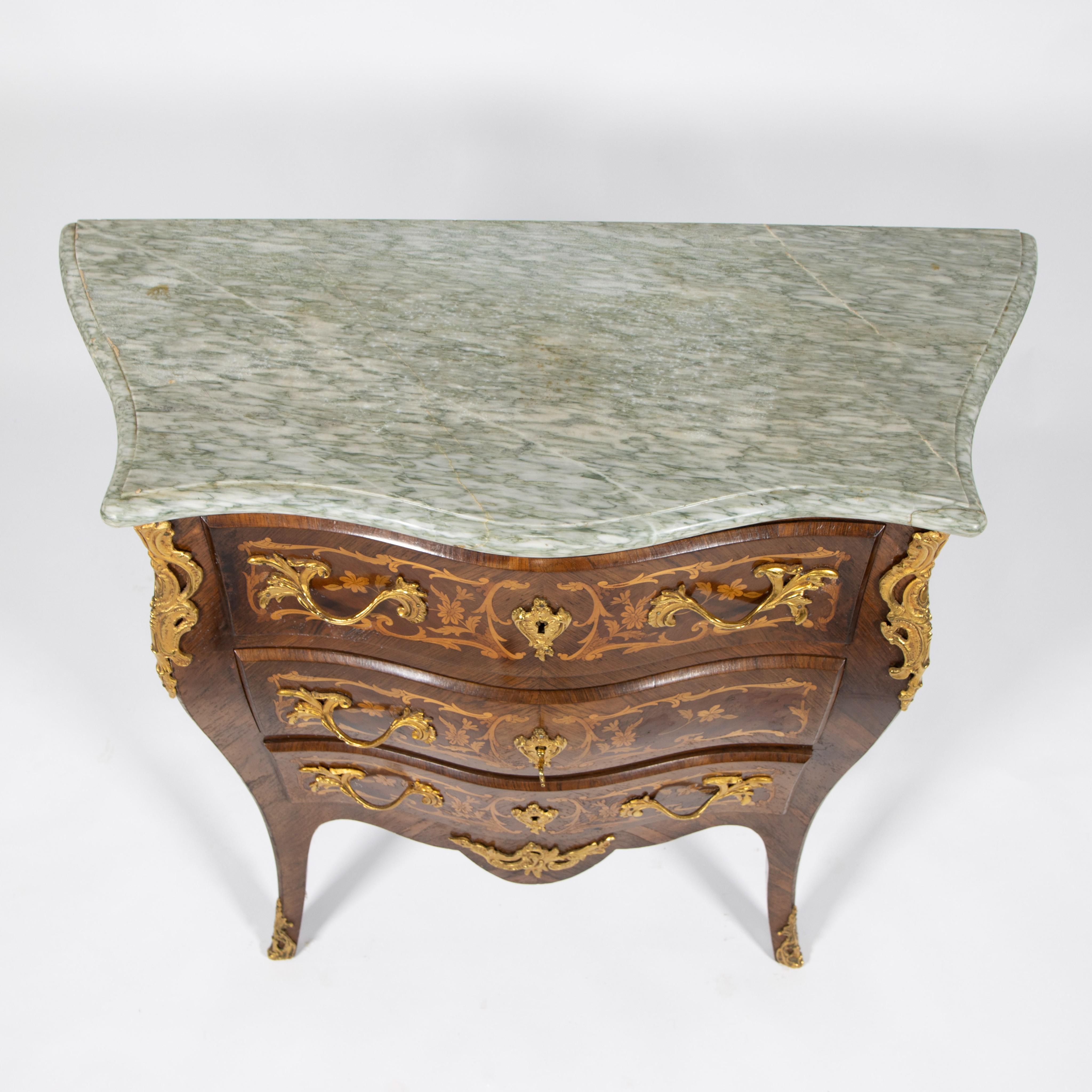 Chest of drawers inlaid with various precious woods, with marble top and gilded bronzes, Louis XV st - Image 2 of 4