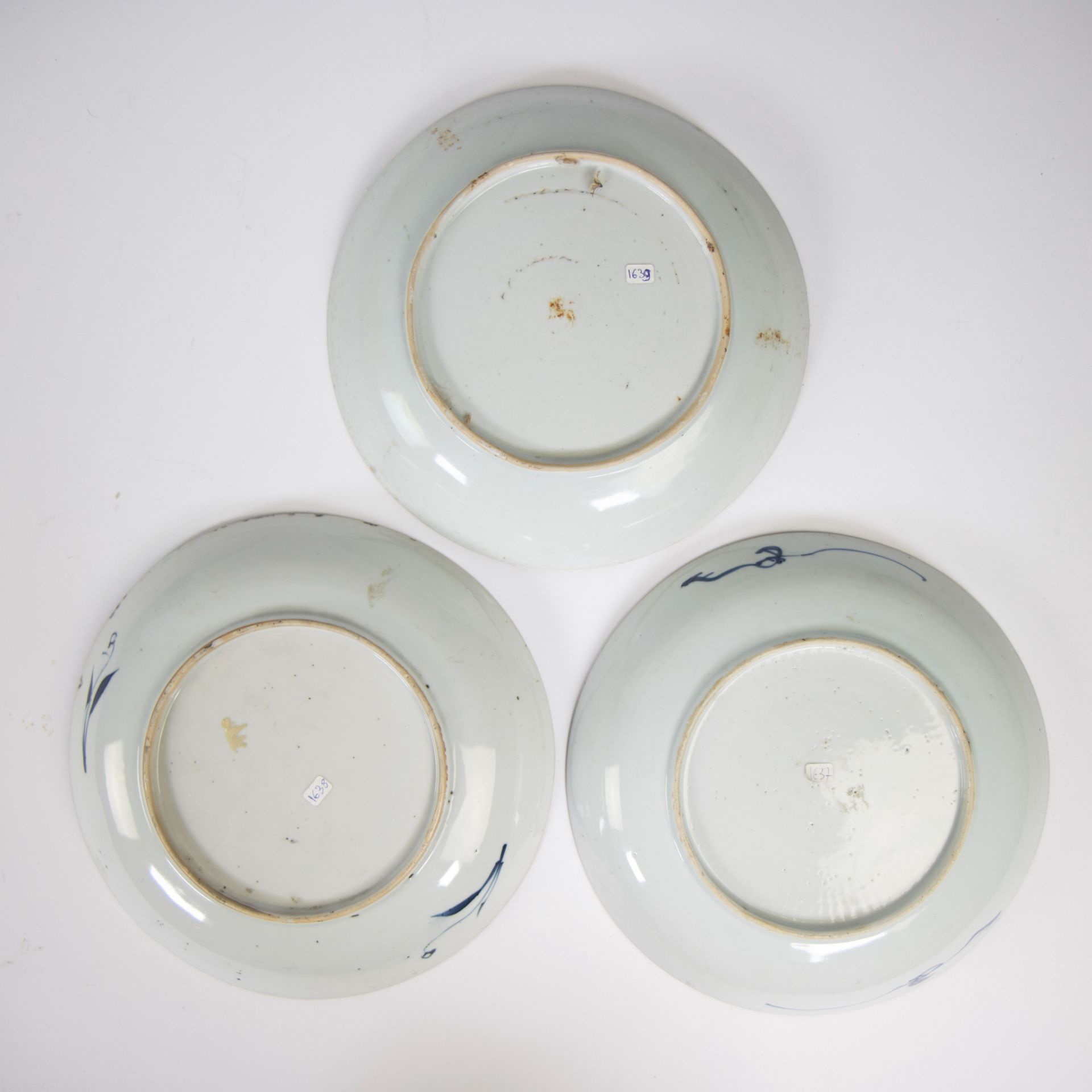 Collection of Chinese blue/white and Imari 18th/19th century (saucer, 3 plates and teapot with 2 cup - Bild 3 aus 12