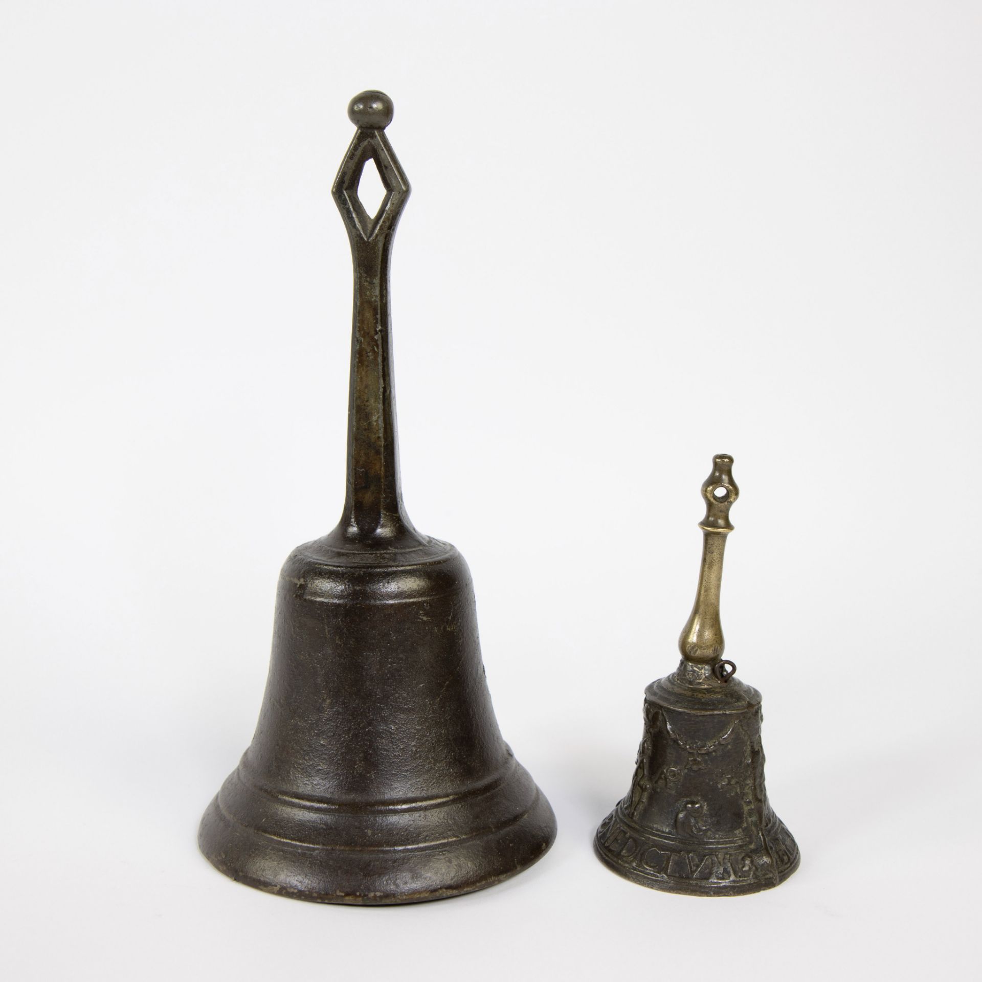 Large bronze bell and small bell dated 1556 - Bild 3 aus 5