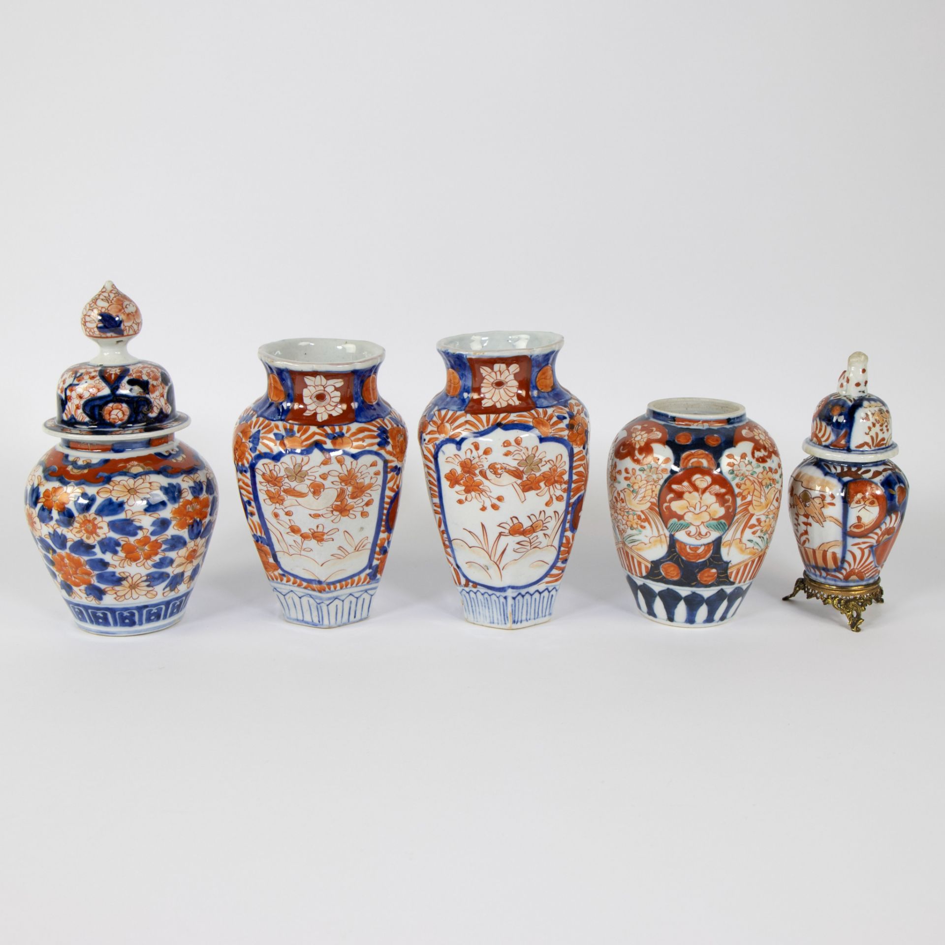 Large lot of Japanese porcelain Imari vases and lidded vases, 19th century - Image 4 of 11