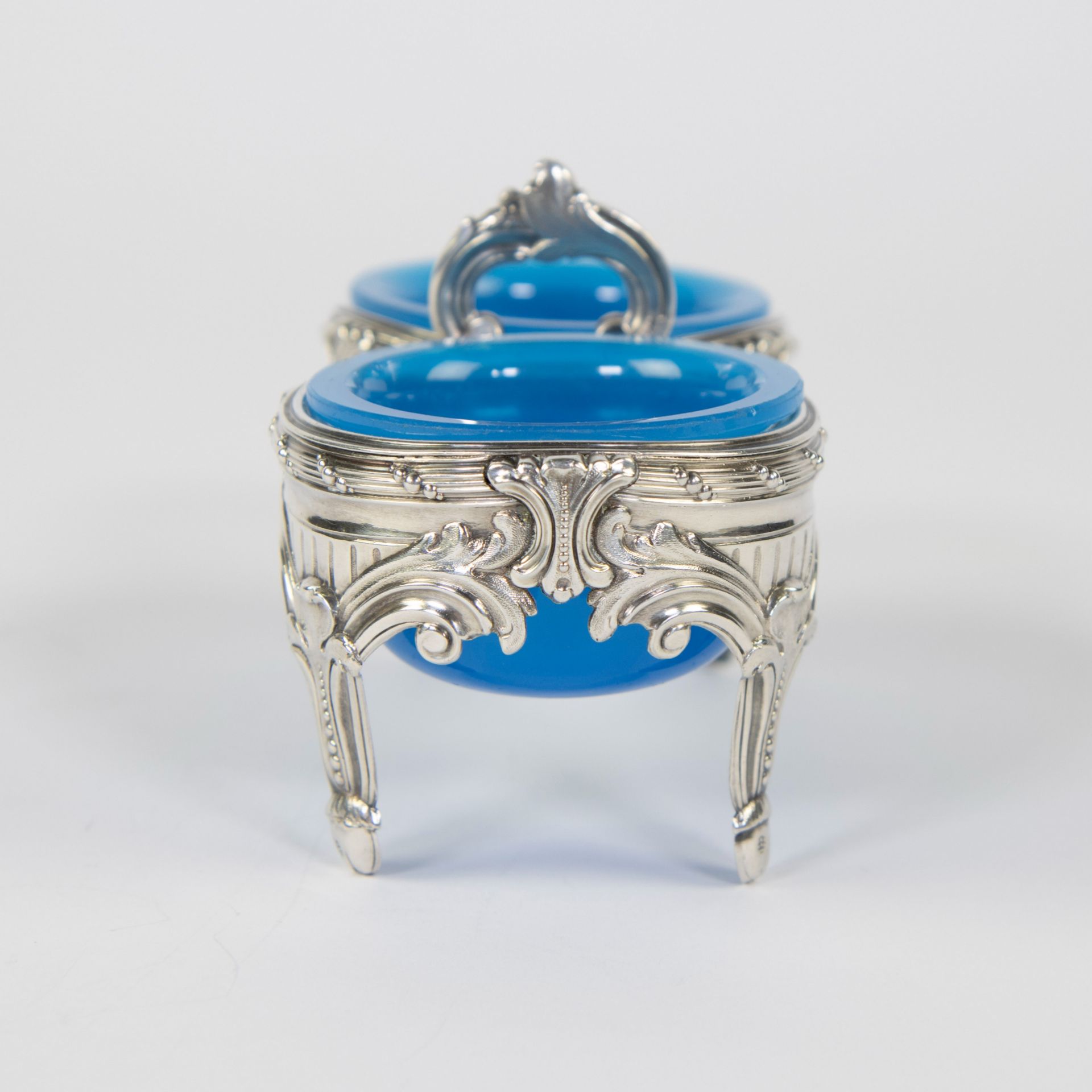 Silver salt cellar with light blue glass compartments, Mons, 18th century - Image 4 of 6