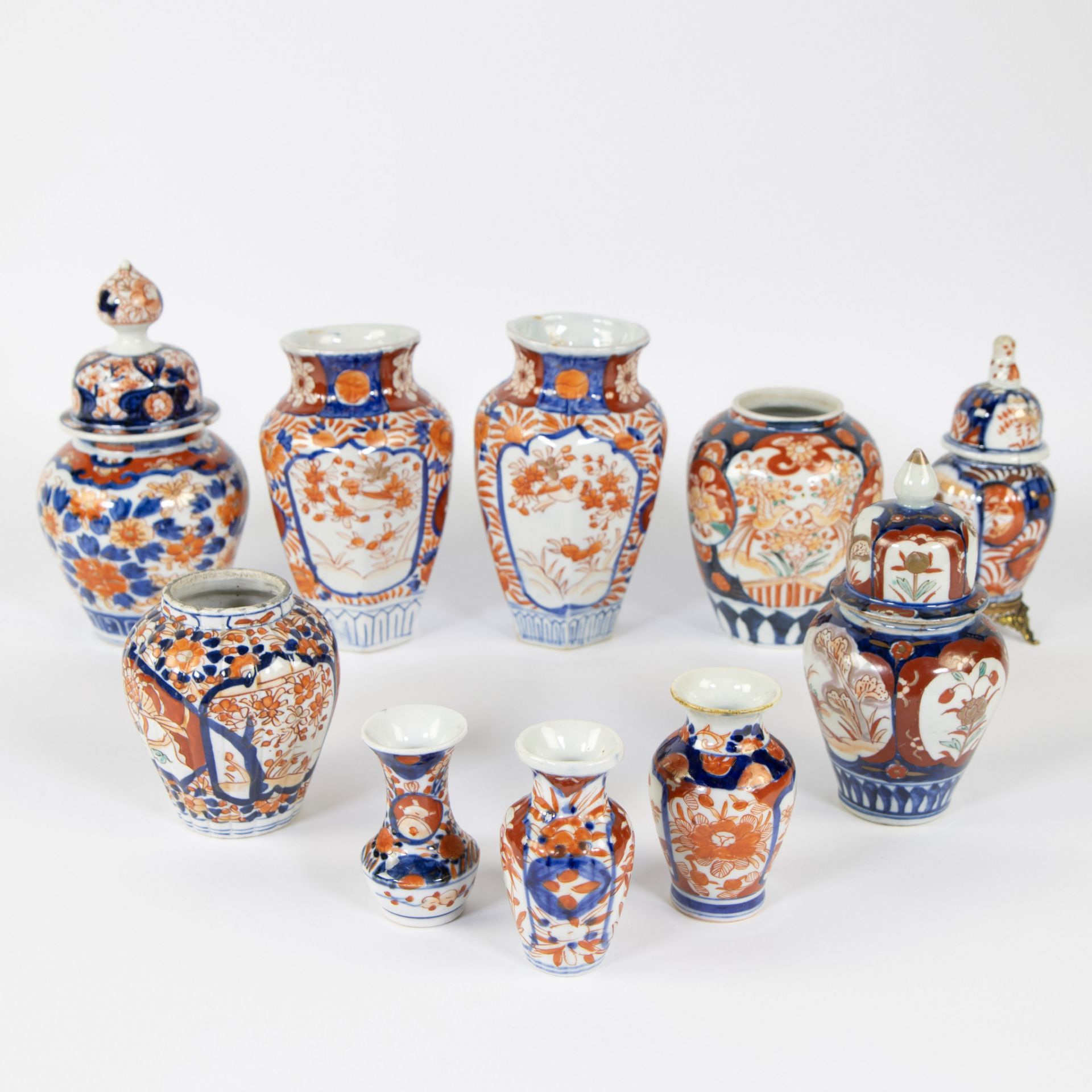 Large lot of Japanese porcelain Imari vases and lidded vases, 19th century
