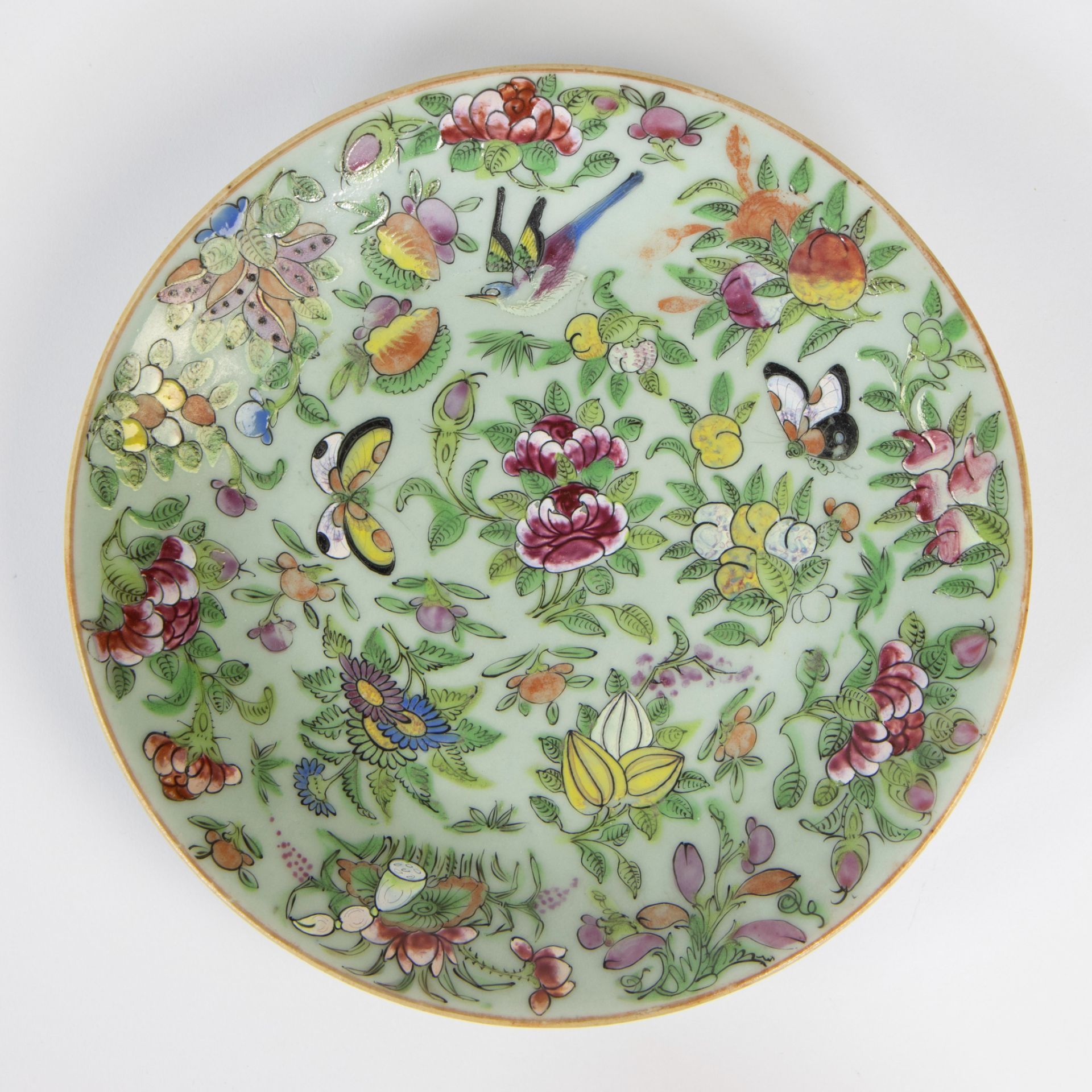 Two different Cantonese porcelain plates, one with figural decoration, the other with butterflies, b - Bild 2 aus 5