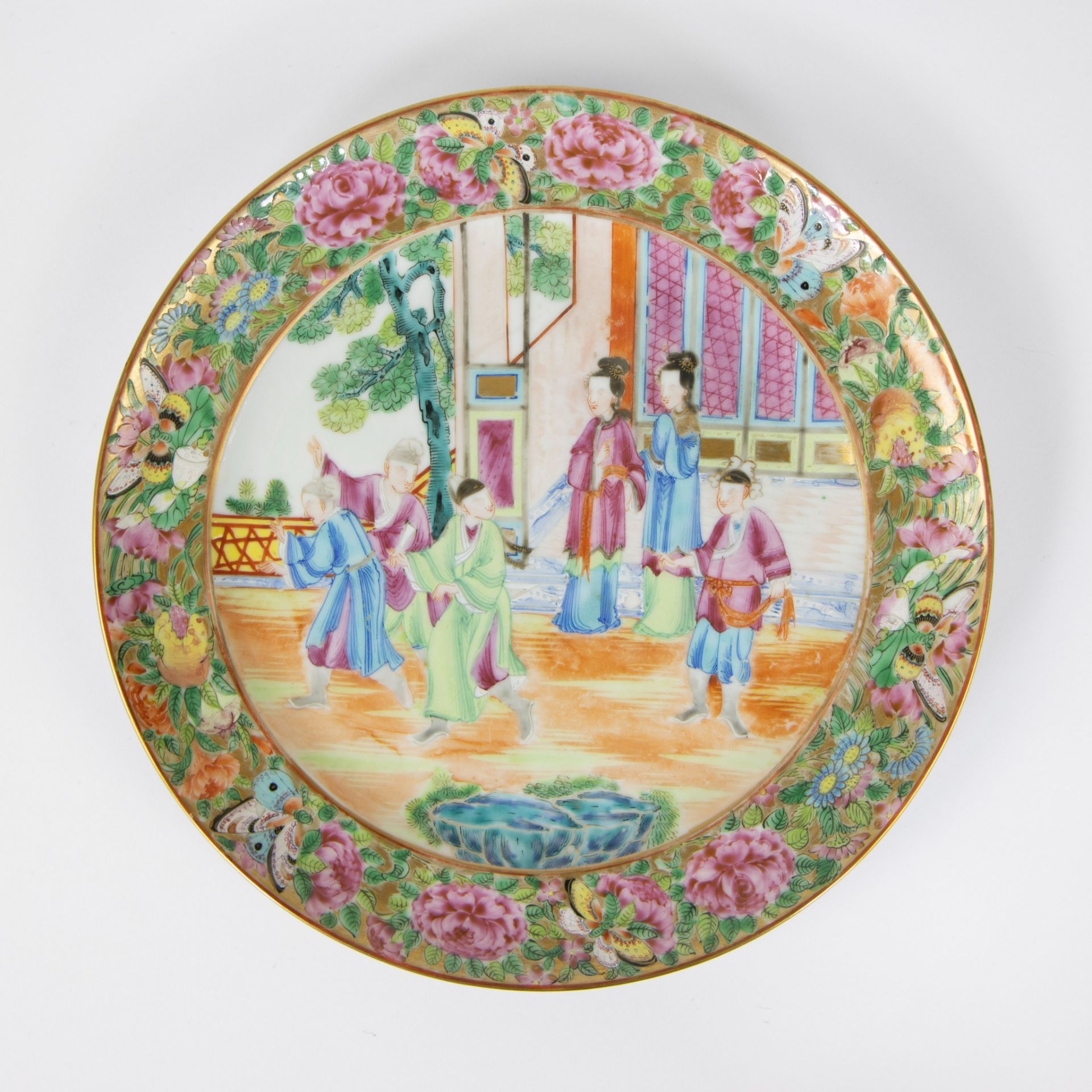 Two different Cantonese porcelain plates, one with figural decoration, the other with butterflies, b - Bild 4 aus 5