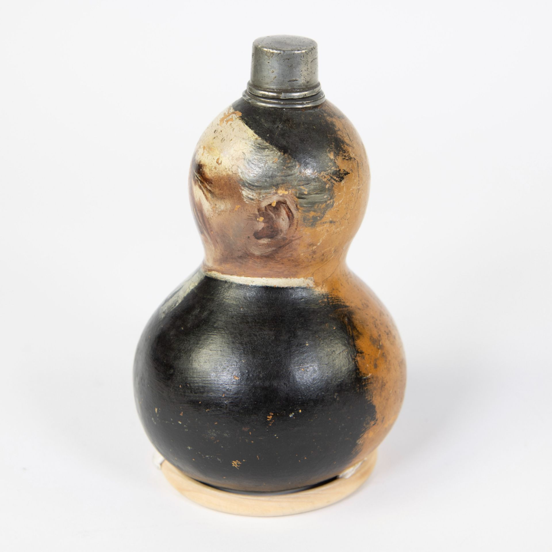 Lot of a rare gourd painted bottle with decor of a clergyman, pewter screw cap, French early 19th ce - Image 5 of 7