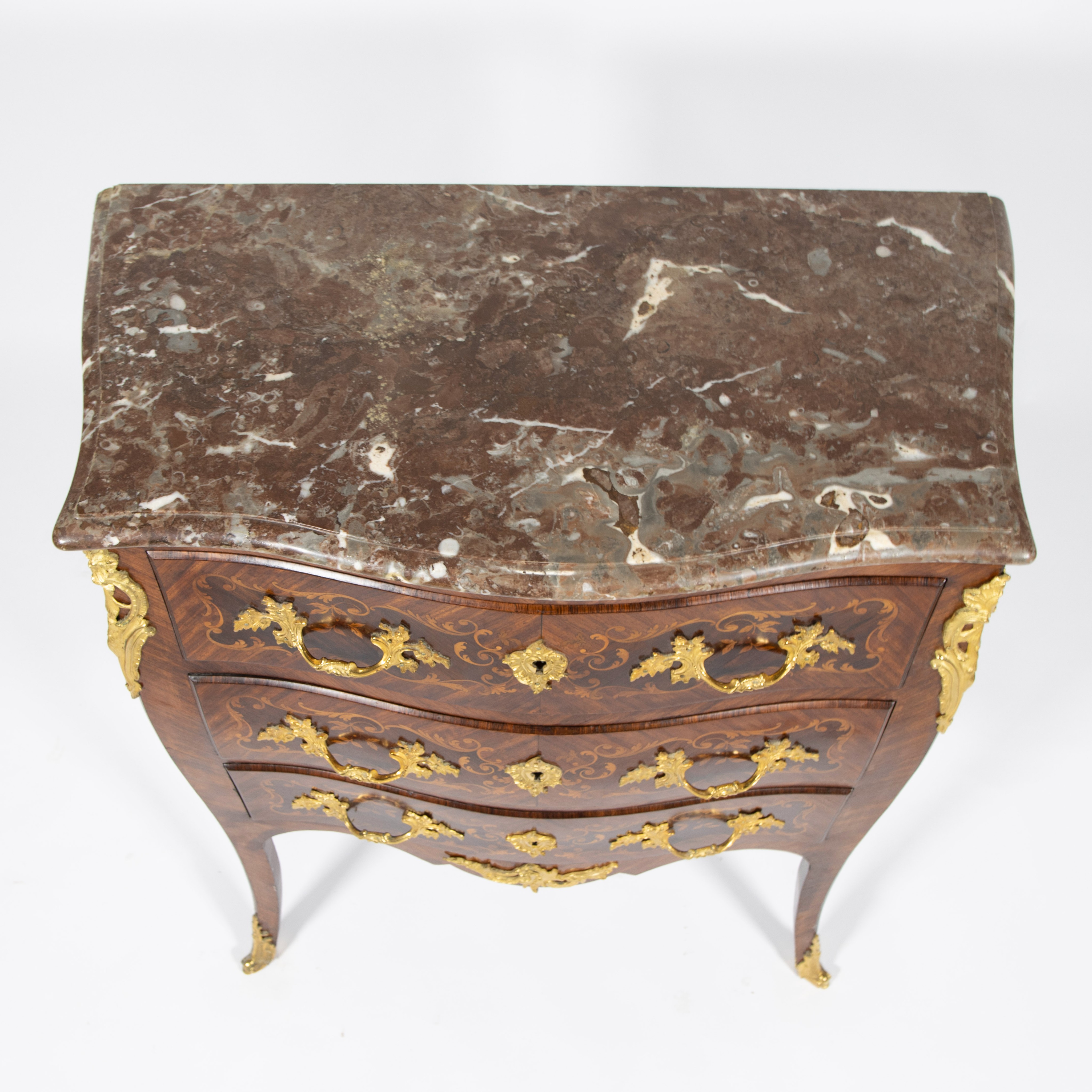 Chest of drawers inlaid with various precious woods, with marble top and gilded bronzes, Louis XV st - Image 2 of 4