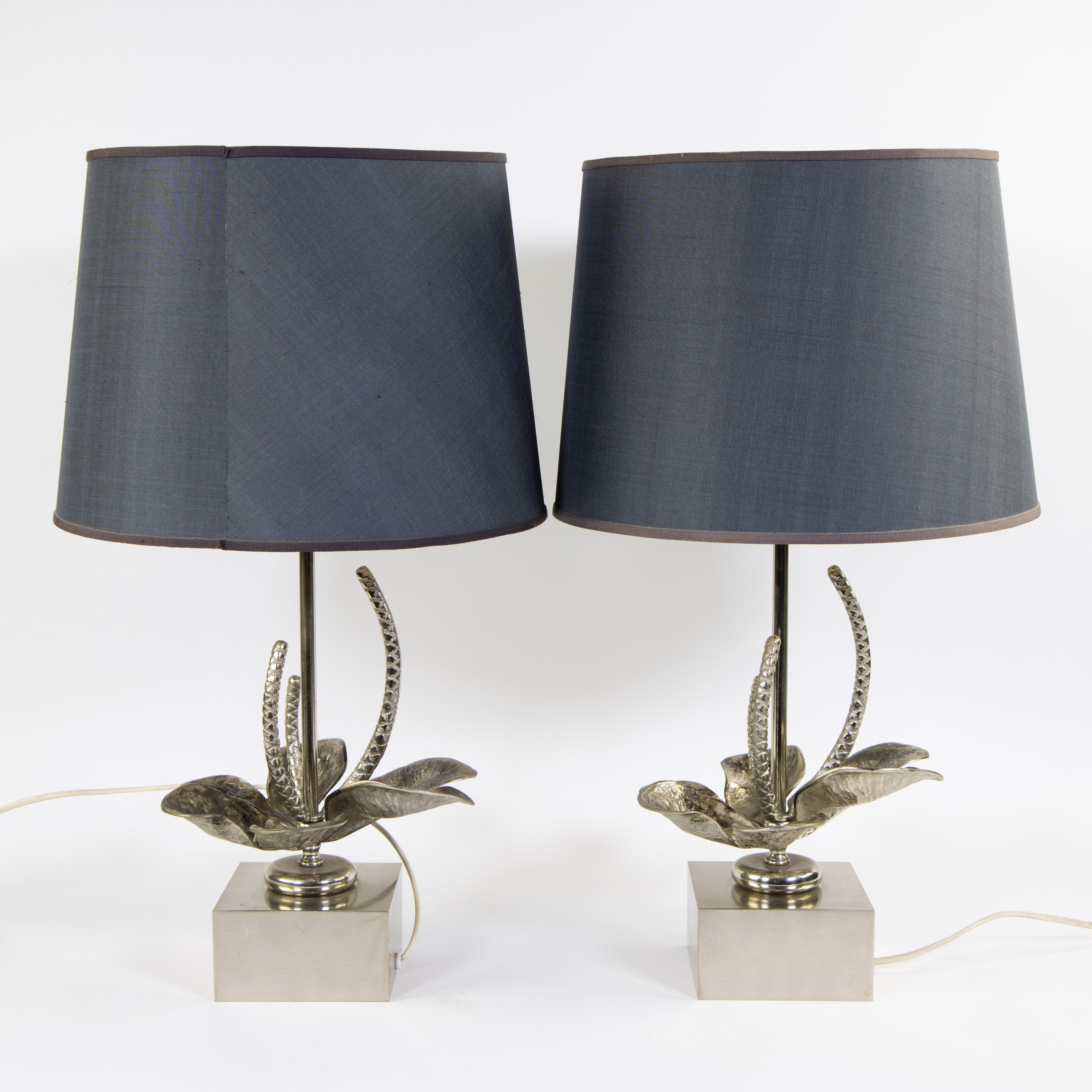 Pair elegant solid silver-plated brass lamps around a stylized exotic flower. Close to the work of M - Image 2 of 4