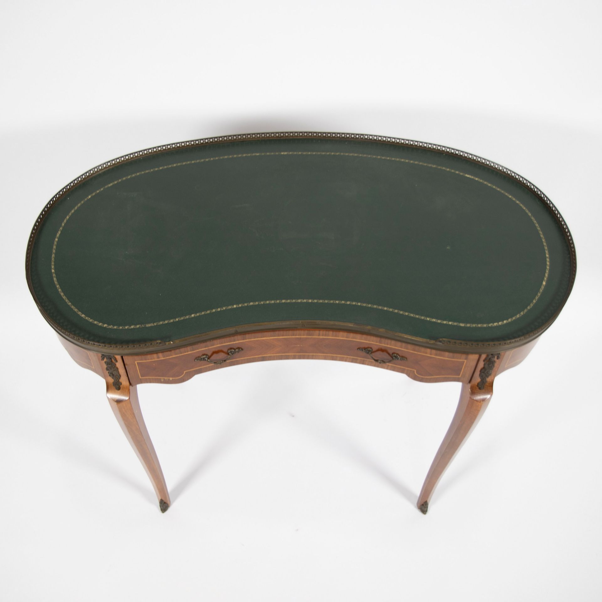 Large kidney-shaped table with drawer, raised edge in brass and green leaf in imitation leather - Image 2 of 5