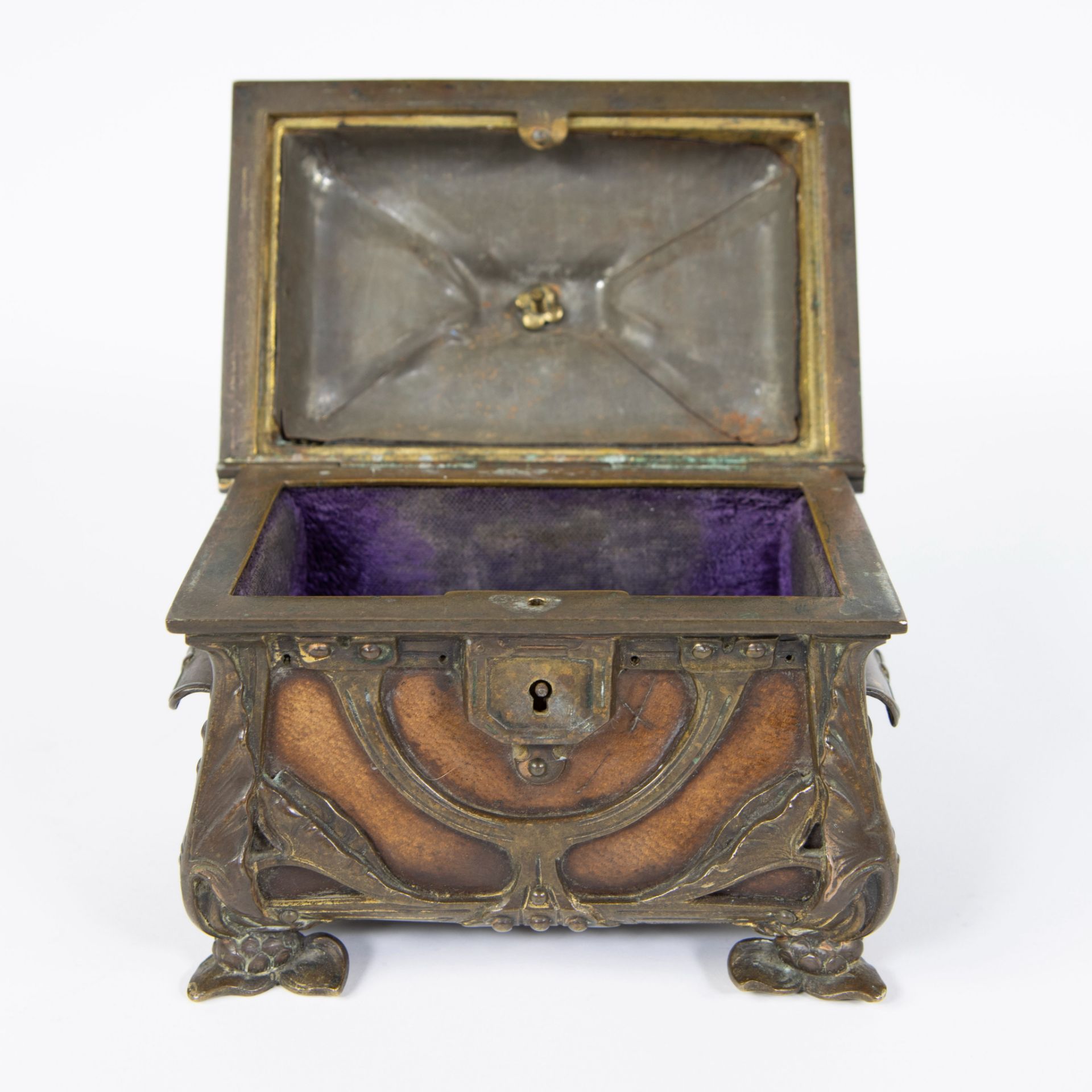 Art Nouveau jewelery box, leather and gilded brass withmark of the maker RS - Image 2 of 6