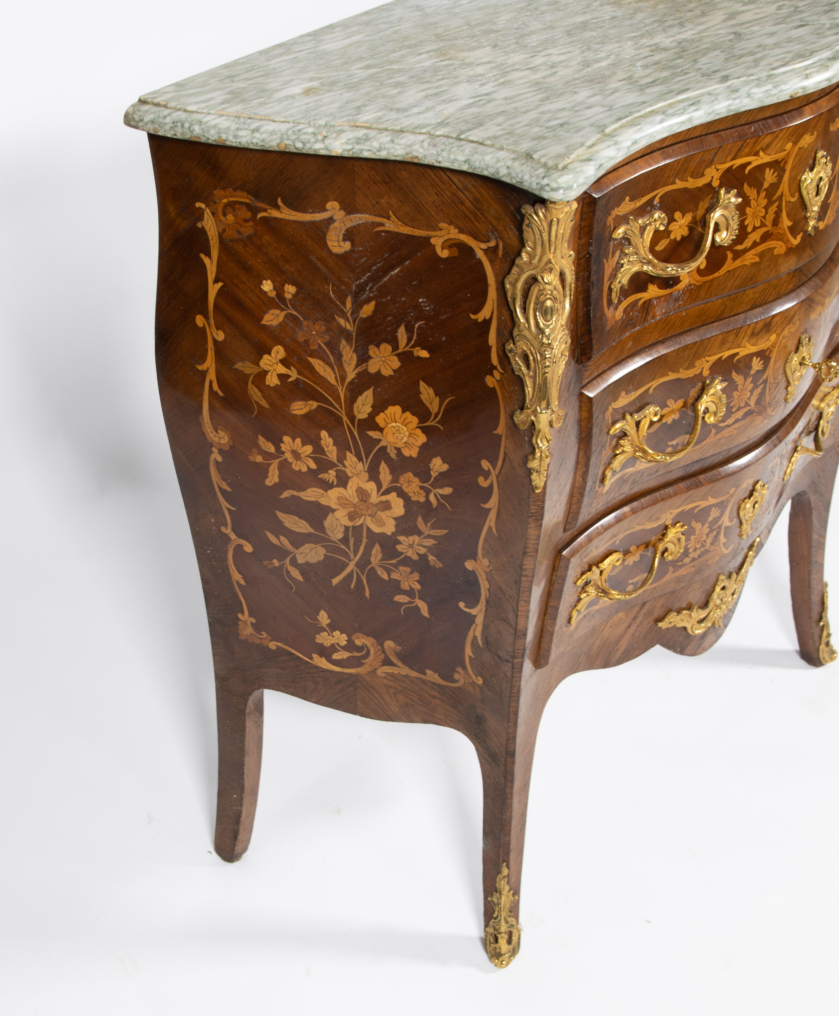 Chest of drawers inlaid with various precious woods, with marble top and gilded bronzes, Louis XV st - Image 4 of 4