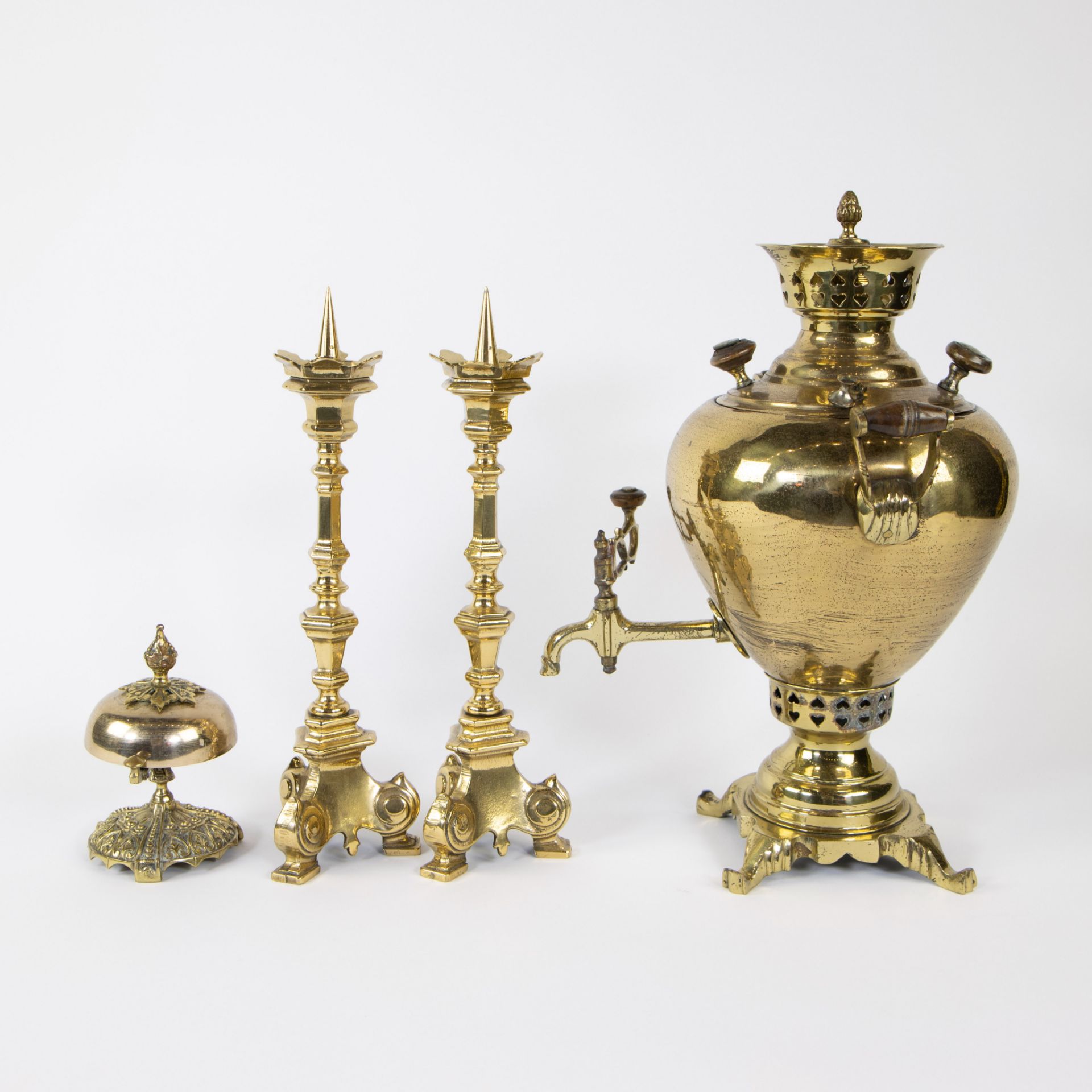 2 yellow copper candlesticks, a Russian samovar and a table bell - Bild 2 aus 5