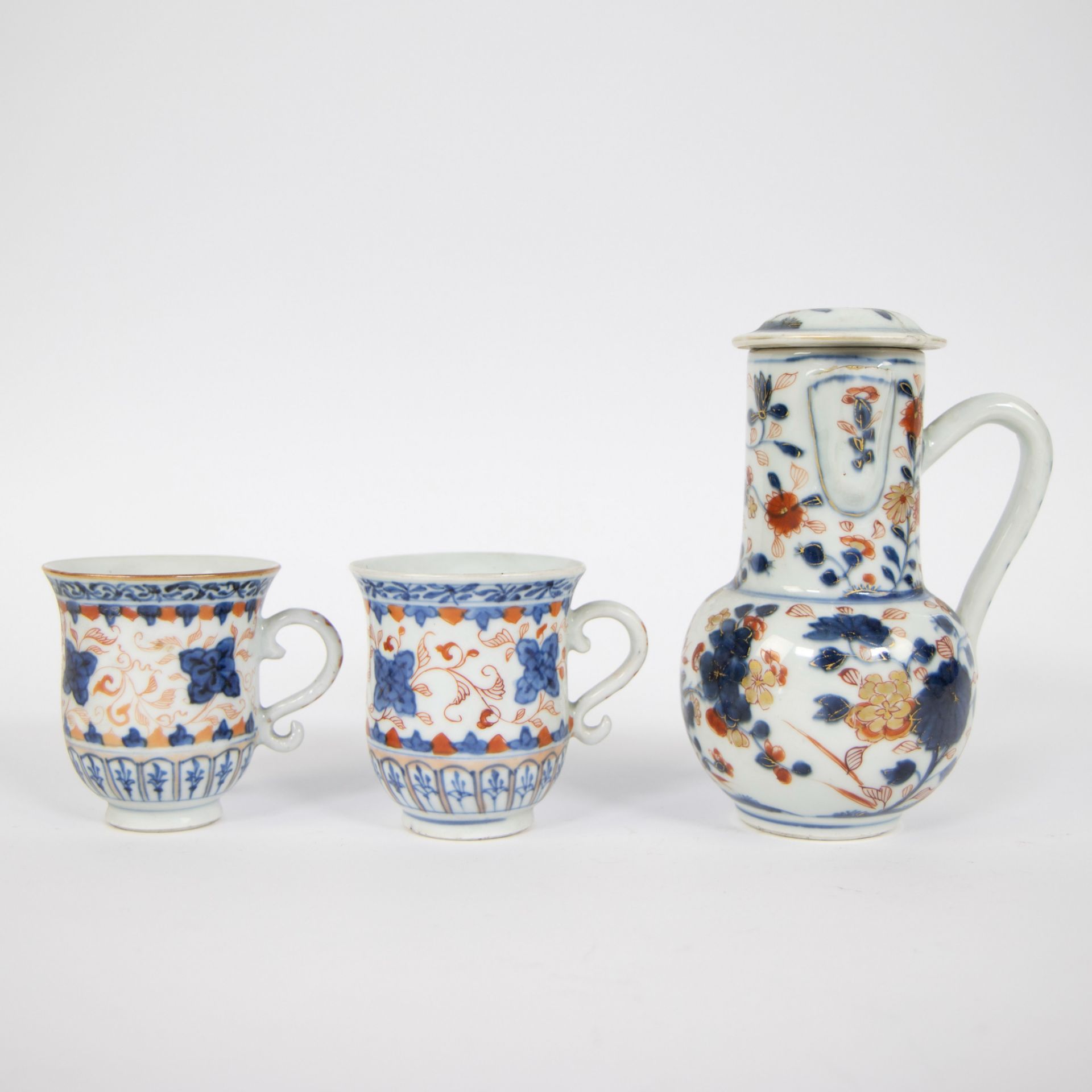 Collection of Chinese blue/white and Imari 18th/19th century (saucer, 3 plates and teapot with 2 cup - Bild 6 aus 12