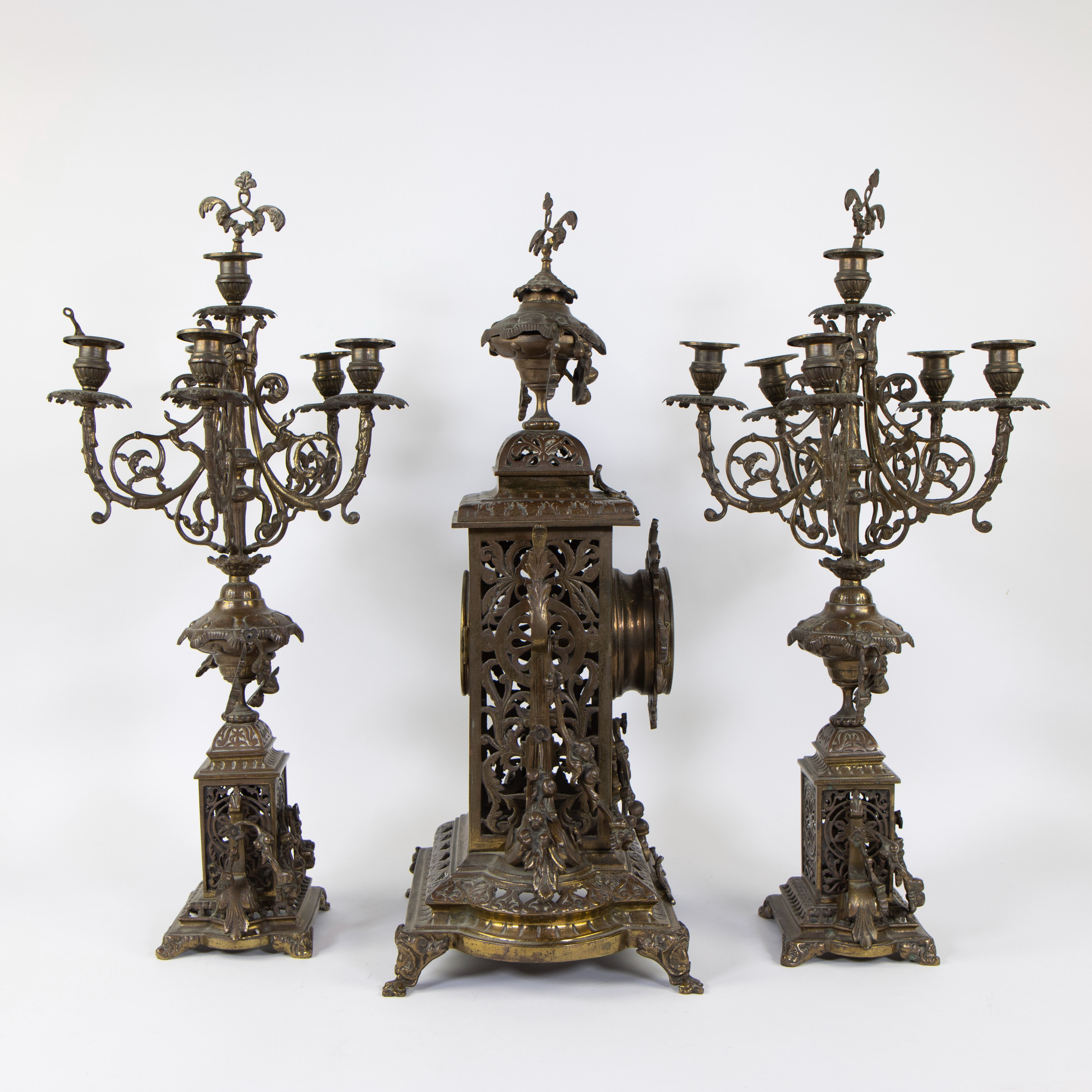 A Napoleon III style brass clock set comprising a mantel clock and two candlesticks. - Image 4 of 4