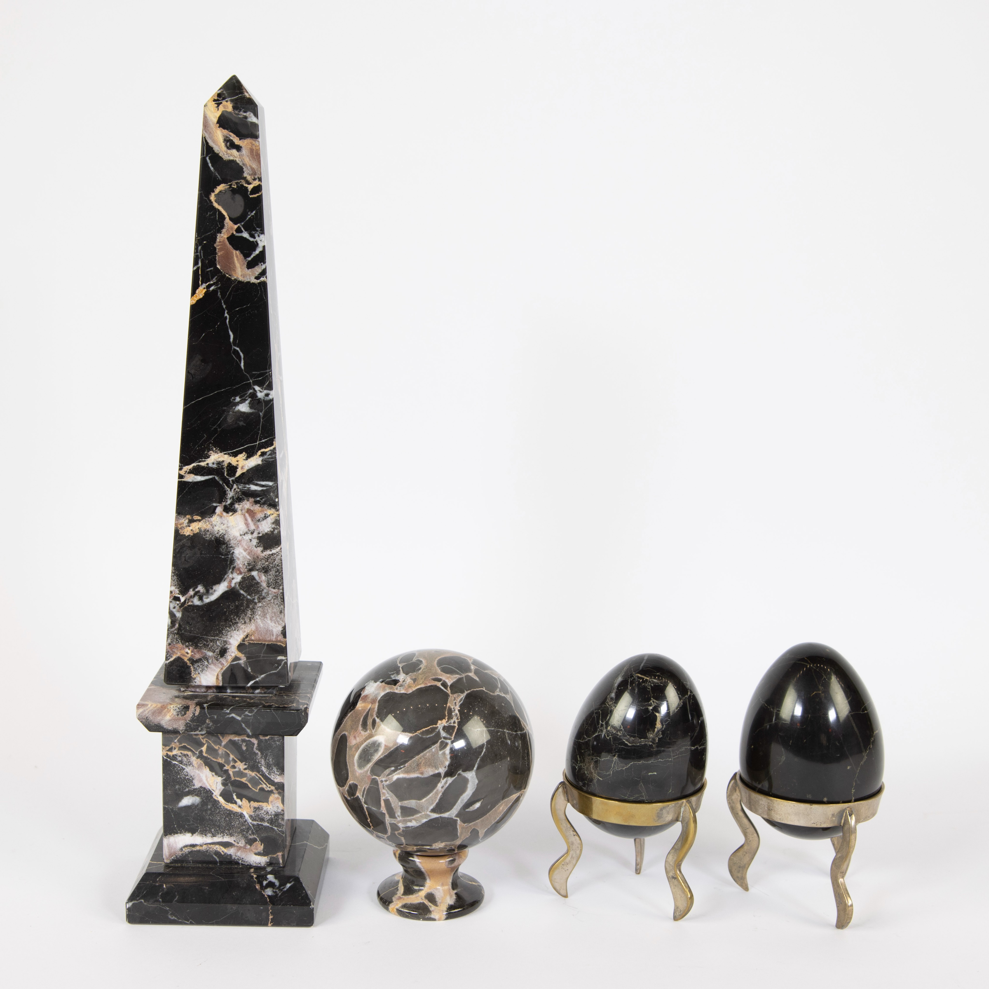 Lot of 4 marble ornamental objects, obilisk, round ball on foot and 2 eggs on silver plated foot - Image 4 of 4