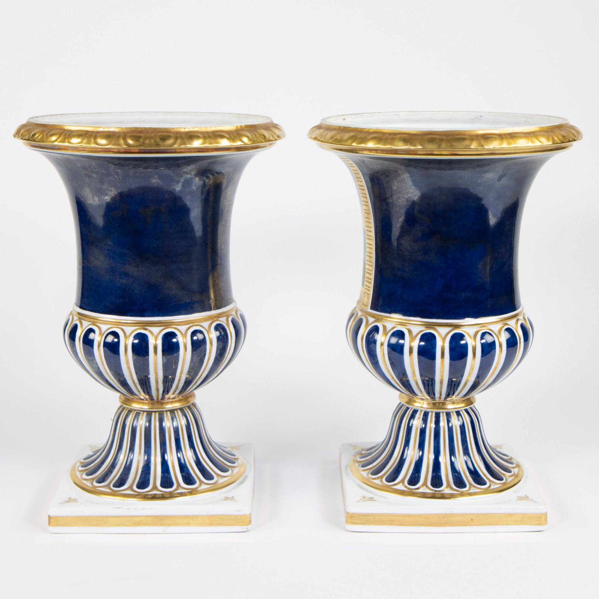 Pair of hand-painted porcelain vases signed Martin, French - Paris, circa 1900 - Bild 3 aus 7