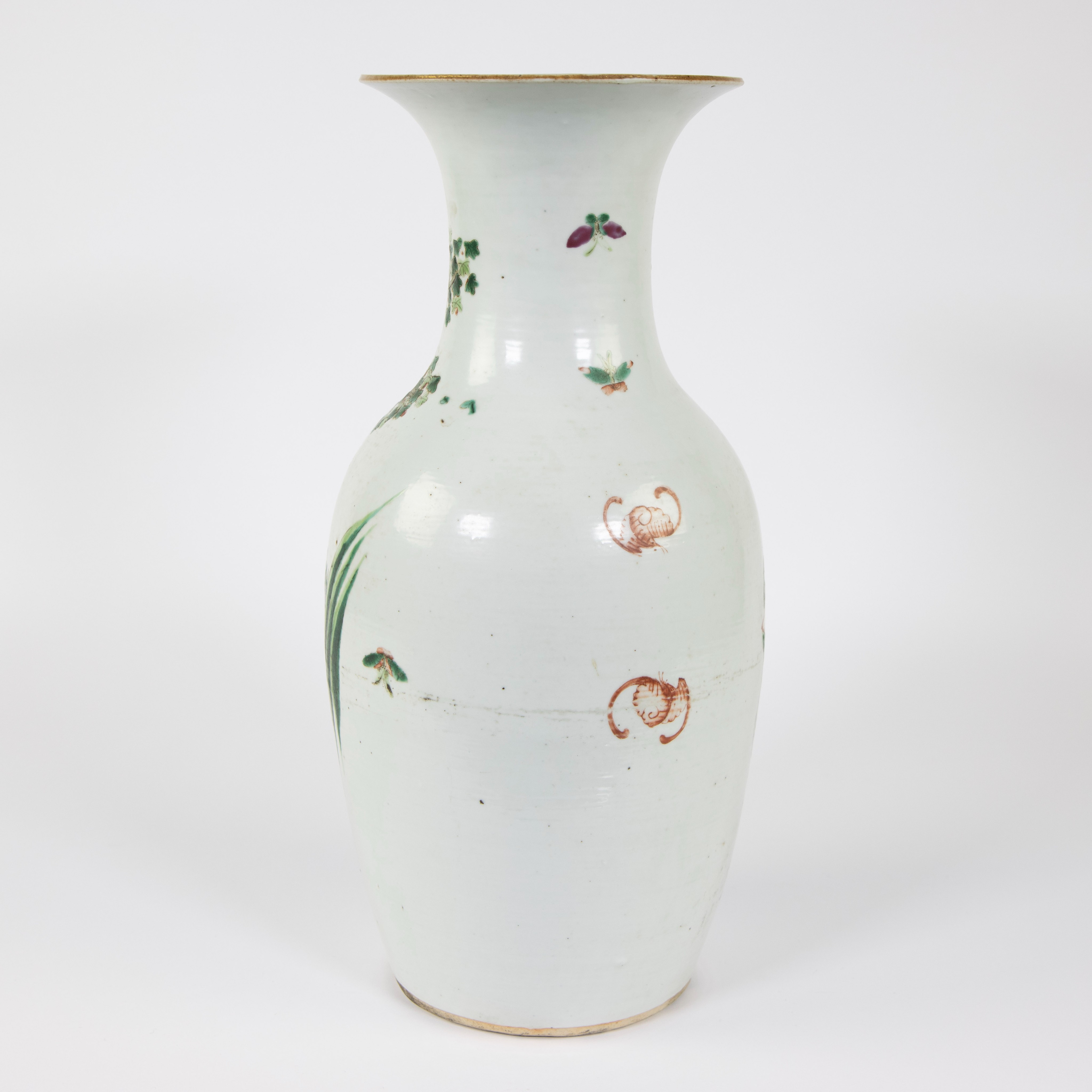 Chinese vase with garden decoration and butterflies, 19th century - Image 3 of 7