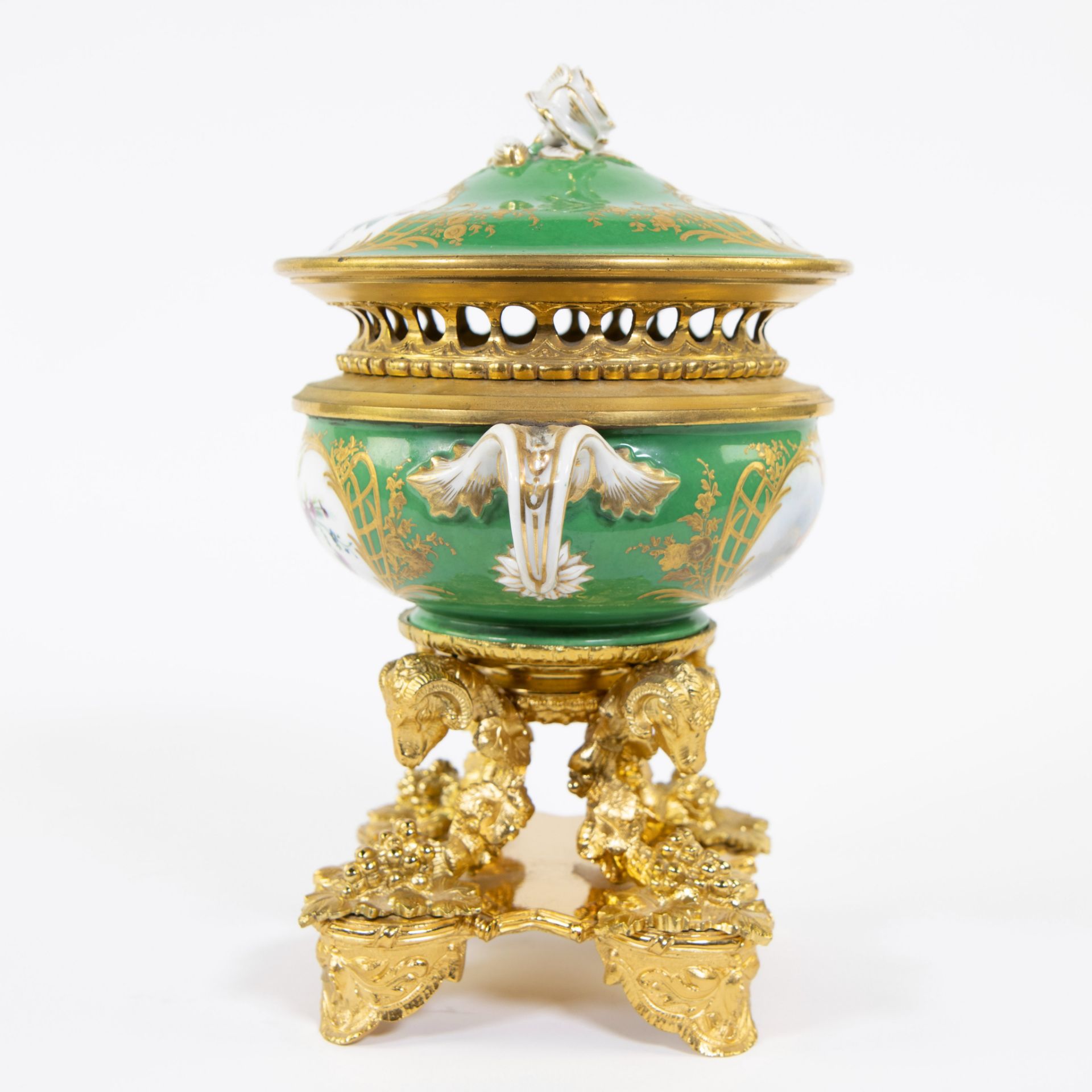 Porcelain table piece with gilt bronze fittings of rams' heads and bunches of grapes. Handpainted wi - Bild 5 aus 7