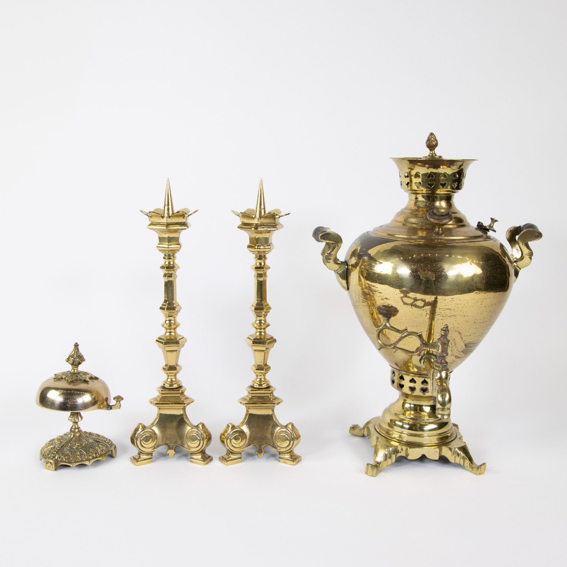 2 yellow copper candlesticks, a Russian samovar and a table bell