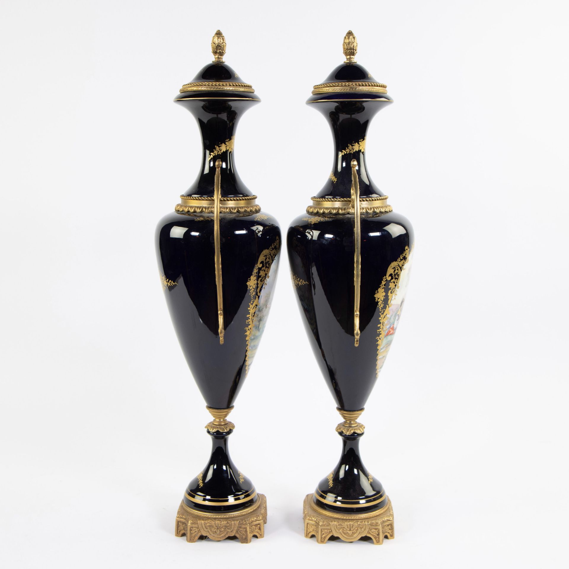 Pair of cobalt blue porcelain amphoras in Sèvres style with gold-plated ornaments Sèvres, signed E. - Image 4 of 5