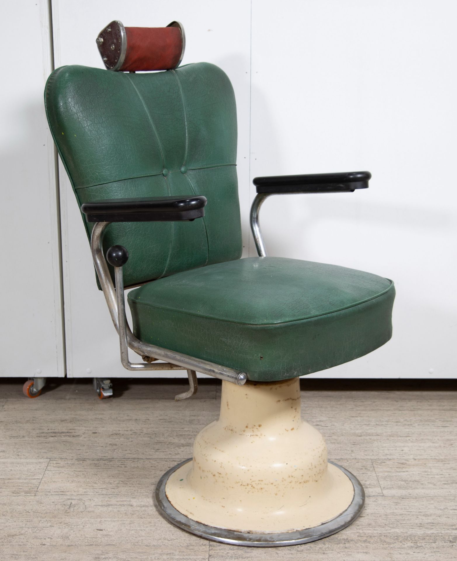 Vintage barber chair from the 1970s - Bild 2 aus 3