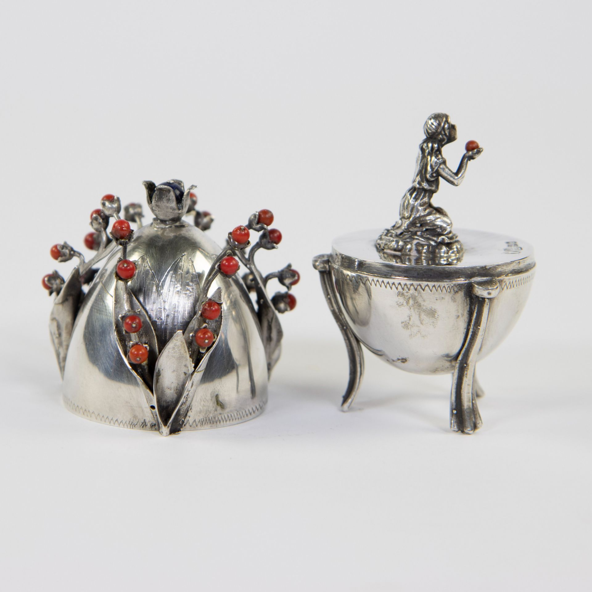 A Russian Silver Egg by Josef Sosnkowski. The egg is inset with flower stems inlaid with cabouchon r - Bild 5 aus 6