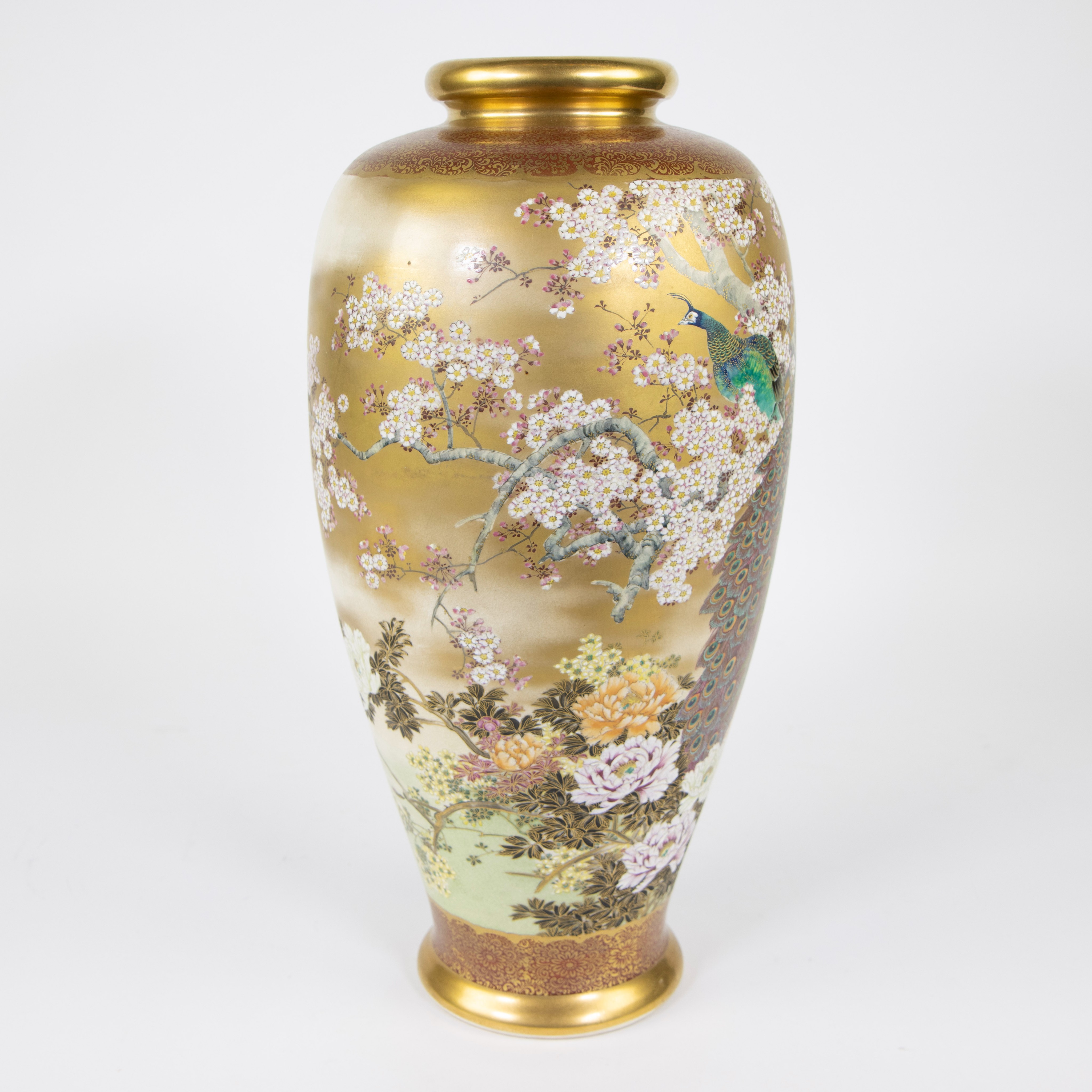 Porcelain vase, fine, hand-painted decor of peacocks and flowers on a gold background, signed - Image 4 of 5