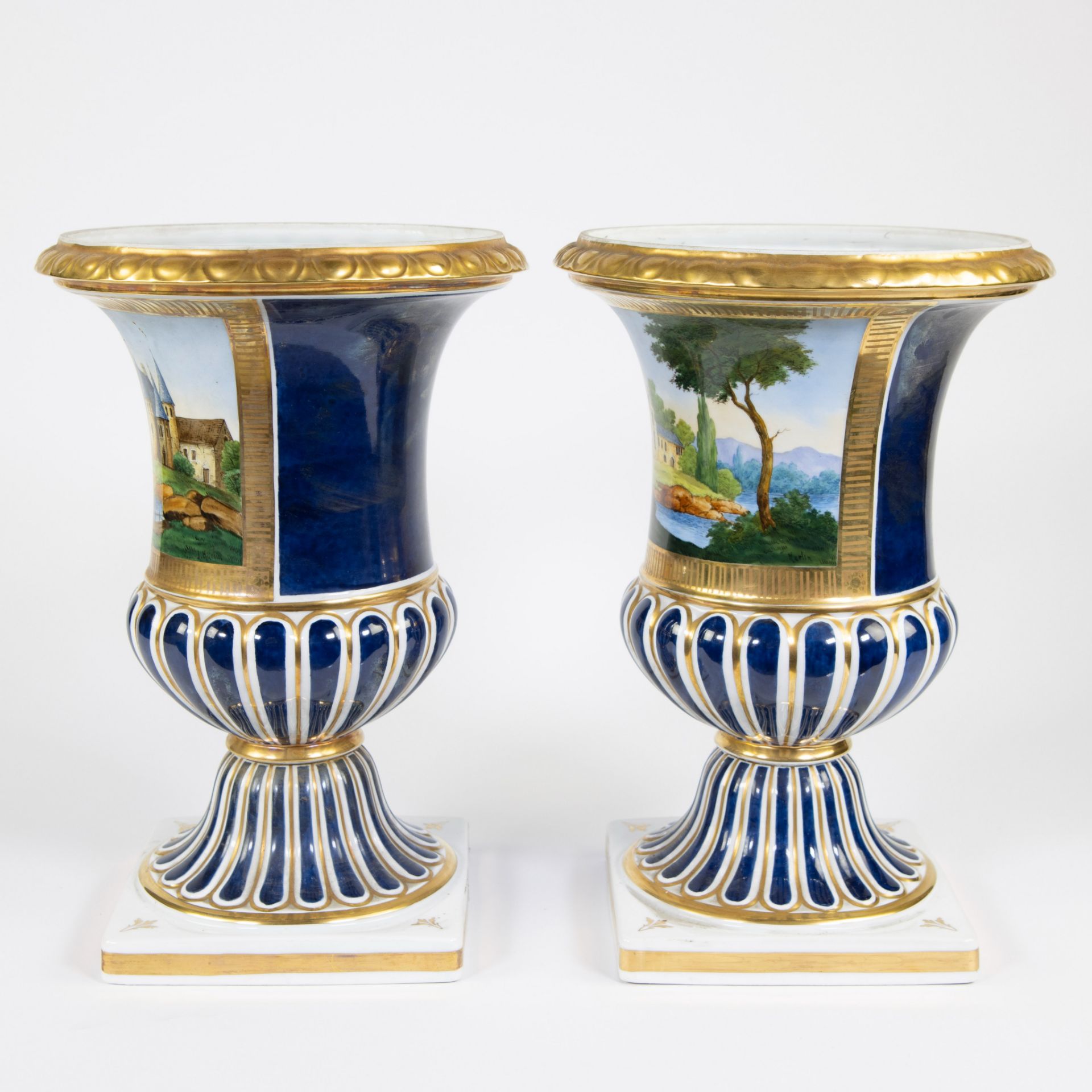 Pair of hand-painted porcelain vases signed Martin, French - Paris, circa 1900 - Bild 2 aus 7