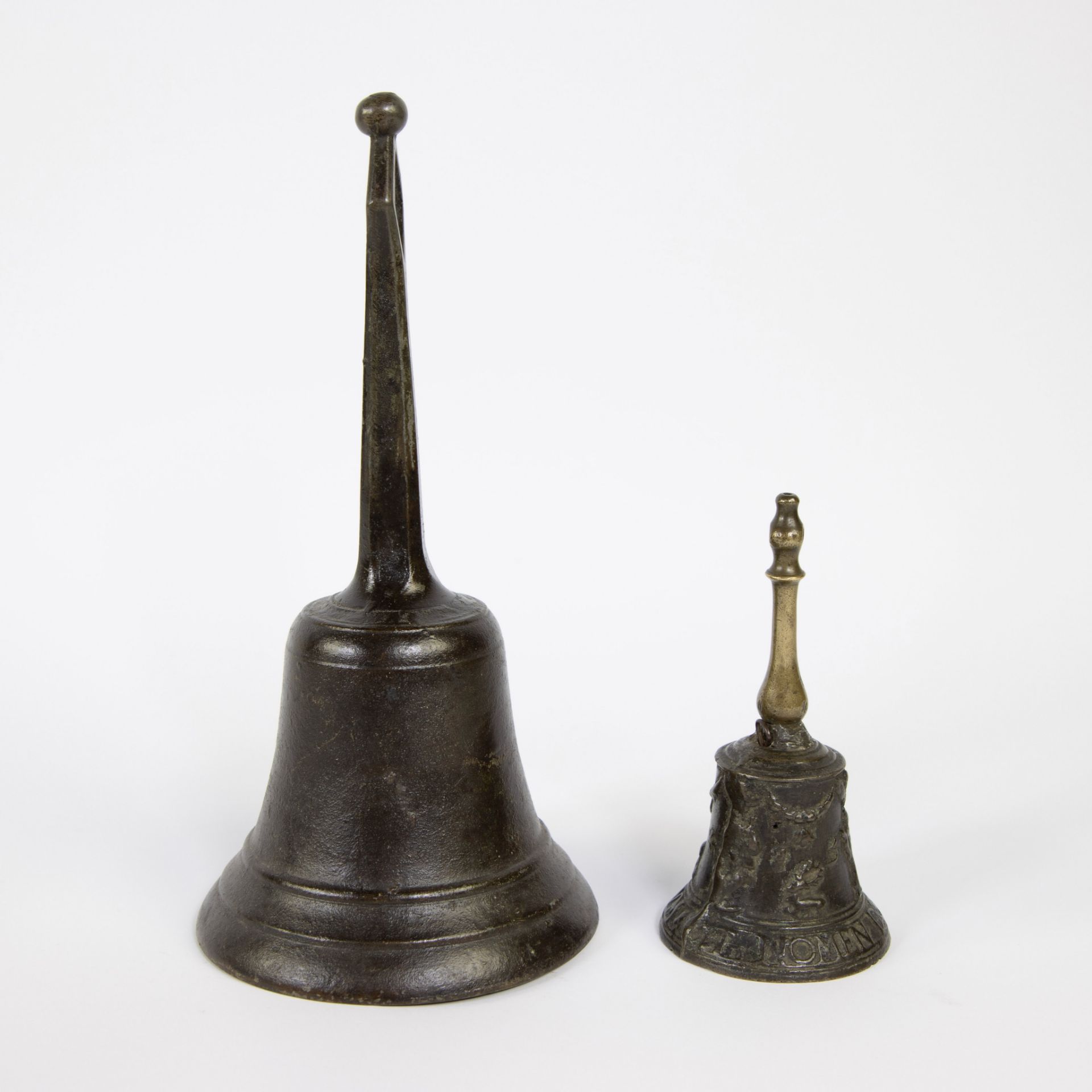 Large bronze bell and small bell dated 1556 - Bild 4 aus 5