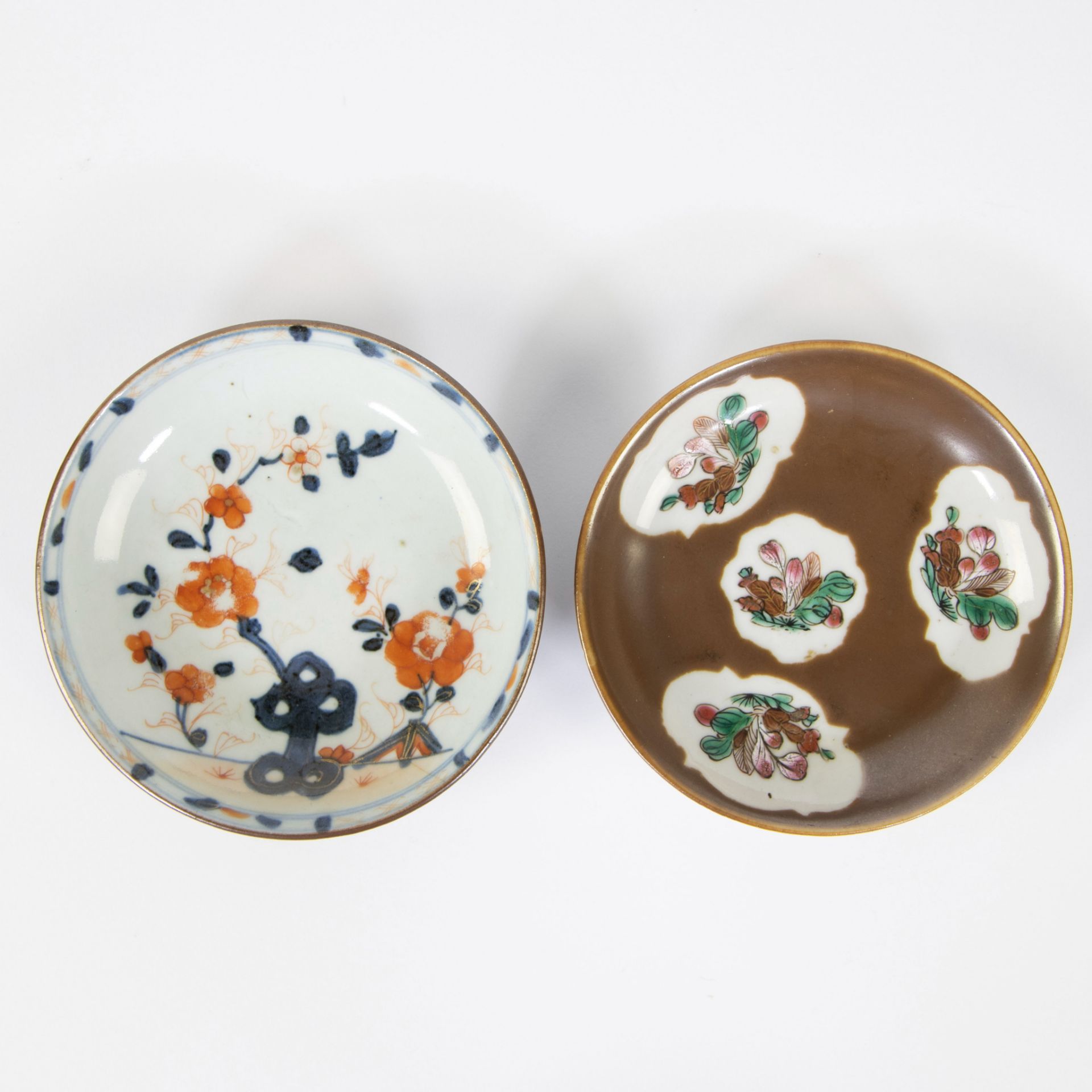 A set of Chinese batavia brown cups and saucers, one Imari cup and 2 plates blue/white, 18th C. - Image 10 of 11