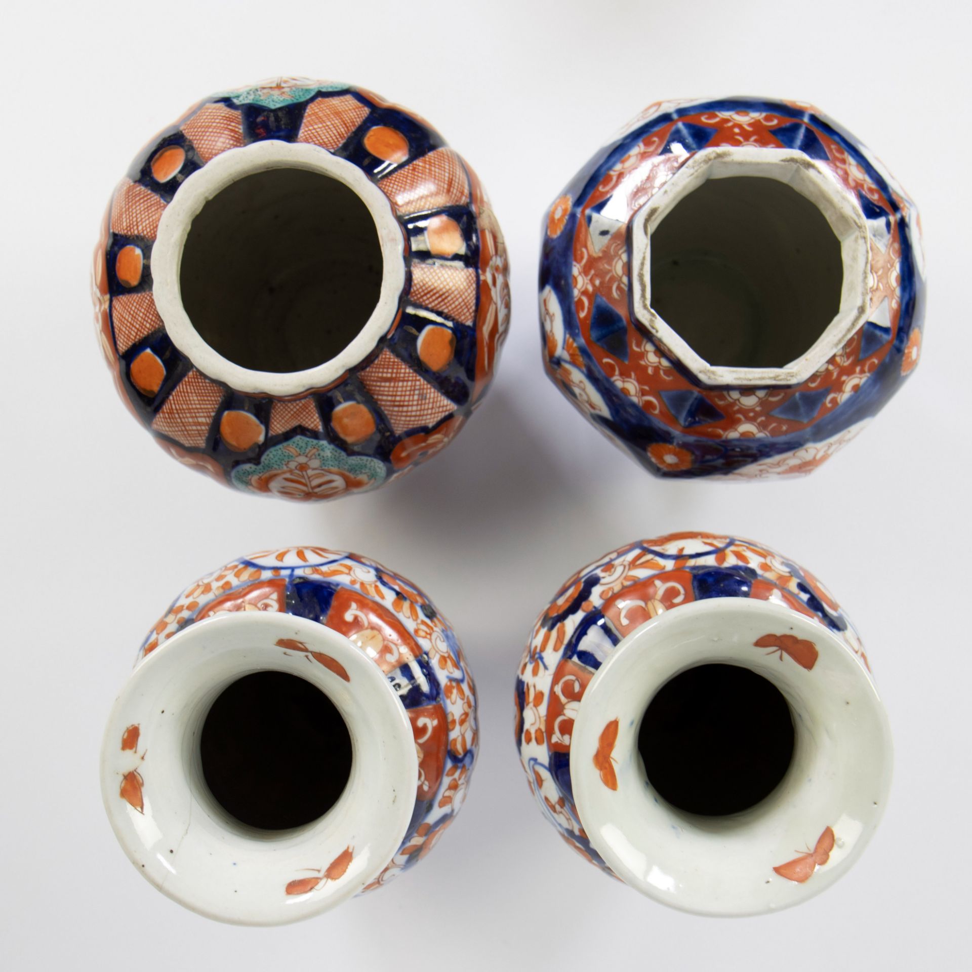 Pair of Japanese Imari vases and 2 lidded vases, 19th century - Image 5 of 6