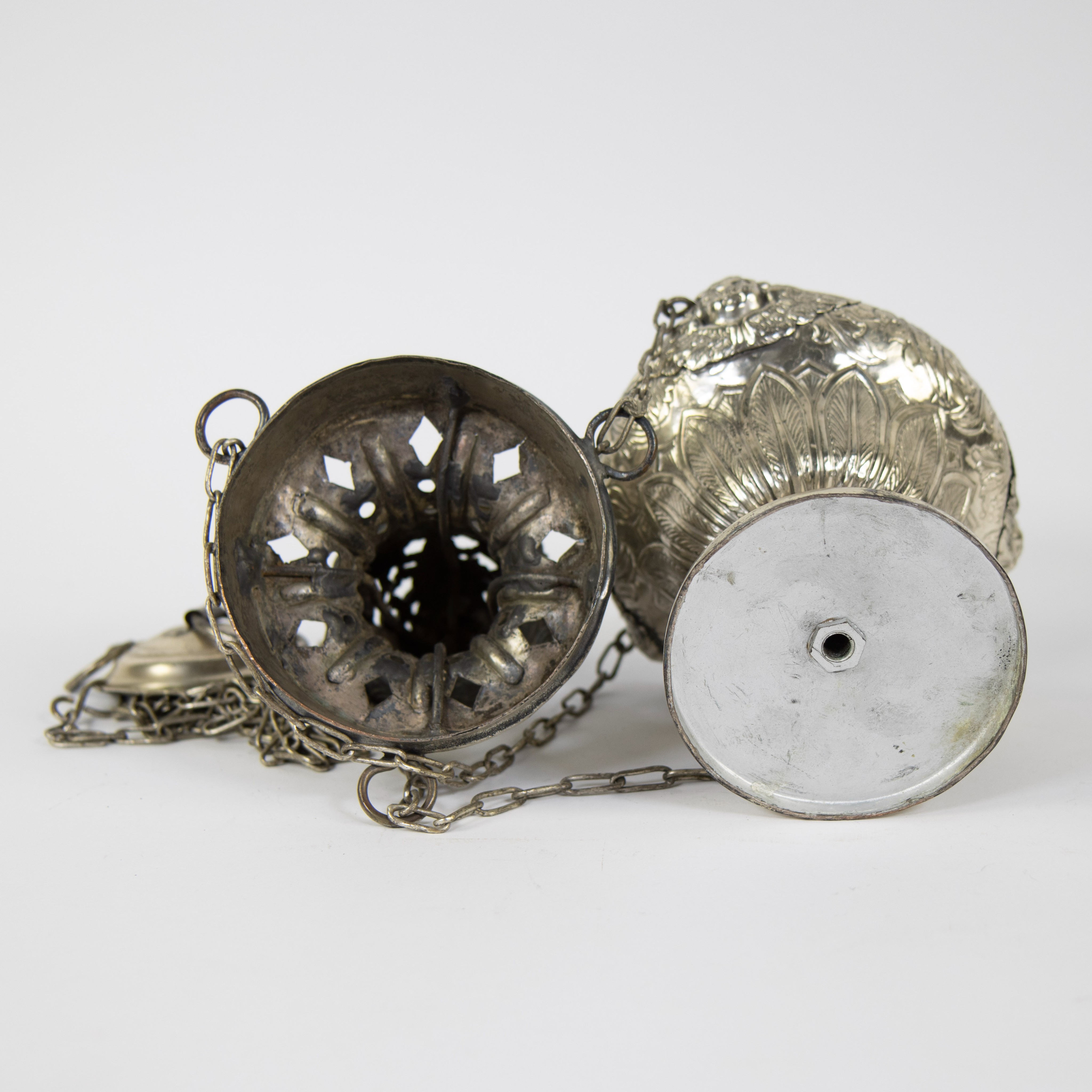 Silver plated incense burner finely embossed with leaf motifs, 19th century - Image 4 of 4