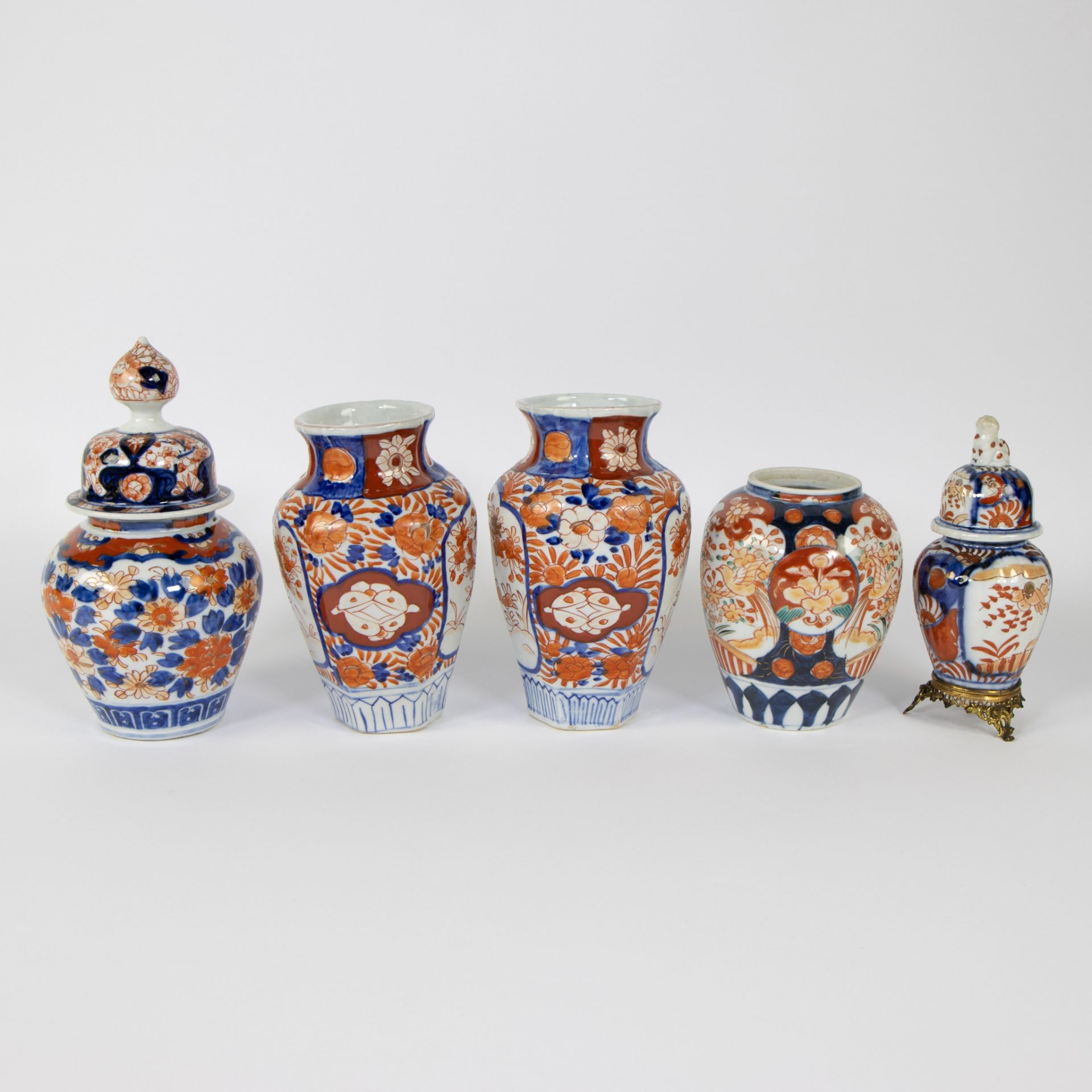 Large lot of Japanese porcelain Imari vases and lidded vases, 19th century - Image 5 of 11