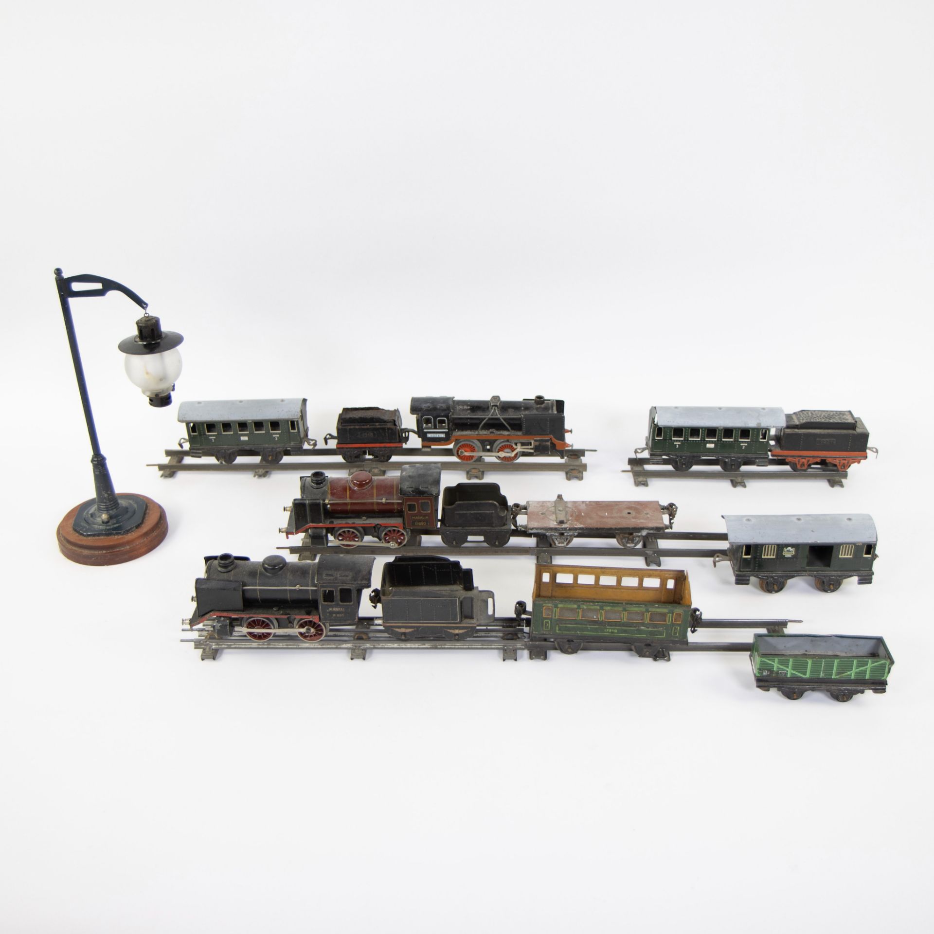 Lot toy trains and wagons MARKLIN locomotive märklin 40281 + 6 wagons, 2 locomotives 890 and 899 wit