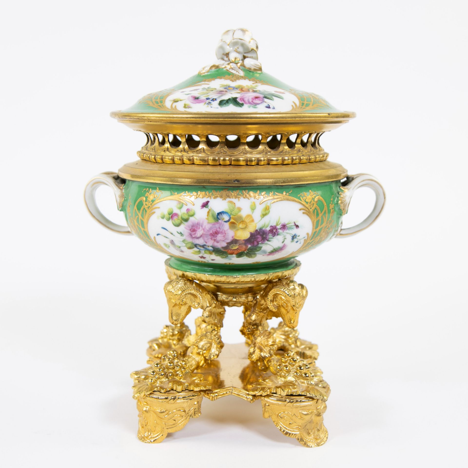 Porcelain table piece with gilt bronze fittings of rams' heads and bunches of grapes. Handpainted wi - Bild 4 aus 7