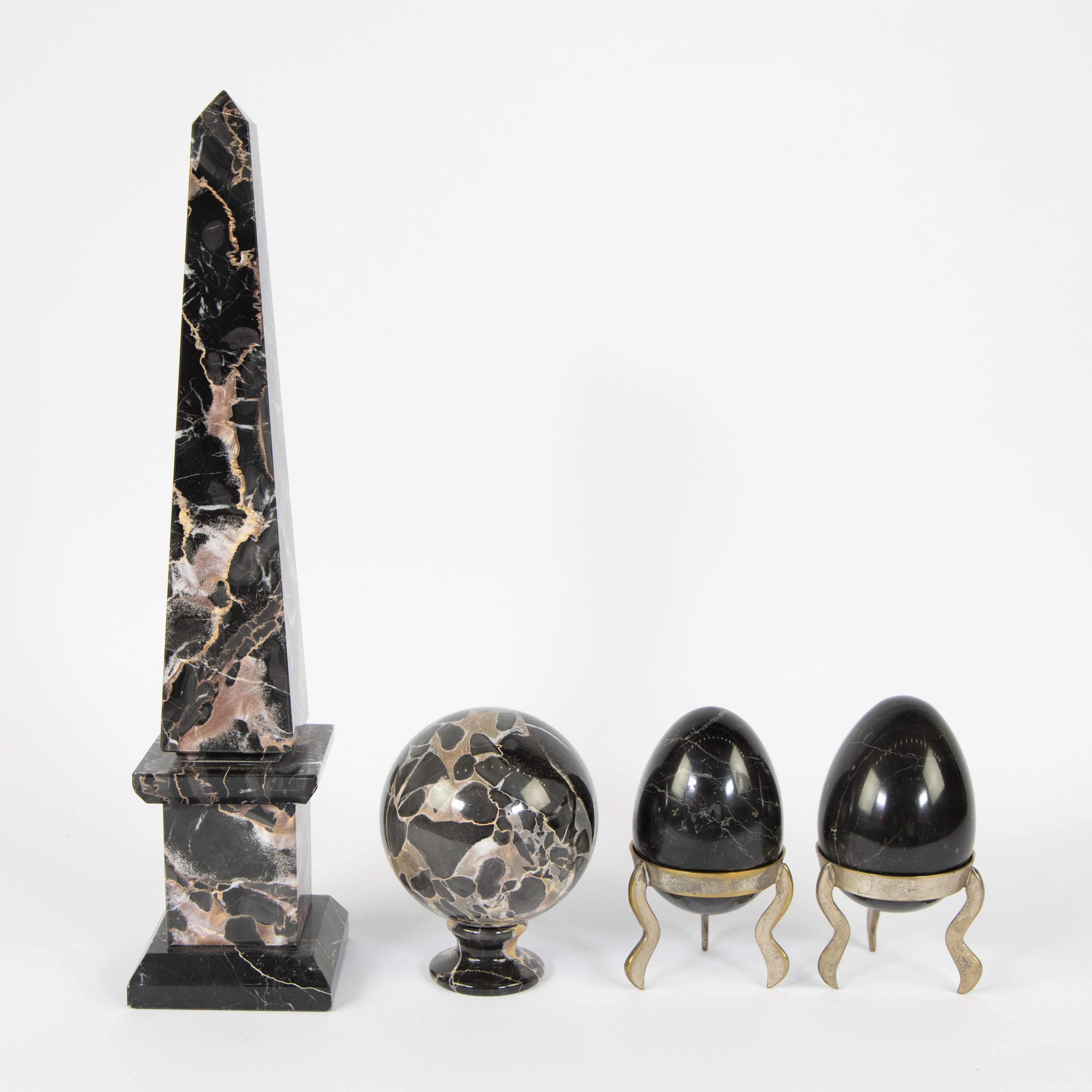 Lot of 4 marble ornamental objects, obilisk, round ball on foot and 2 eggs on silver plated foot