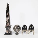 Lot of 4 marble ornamental objects, obilisk, round ball on foot and 2 eggs on silver plated foot