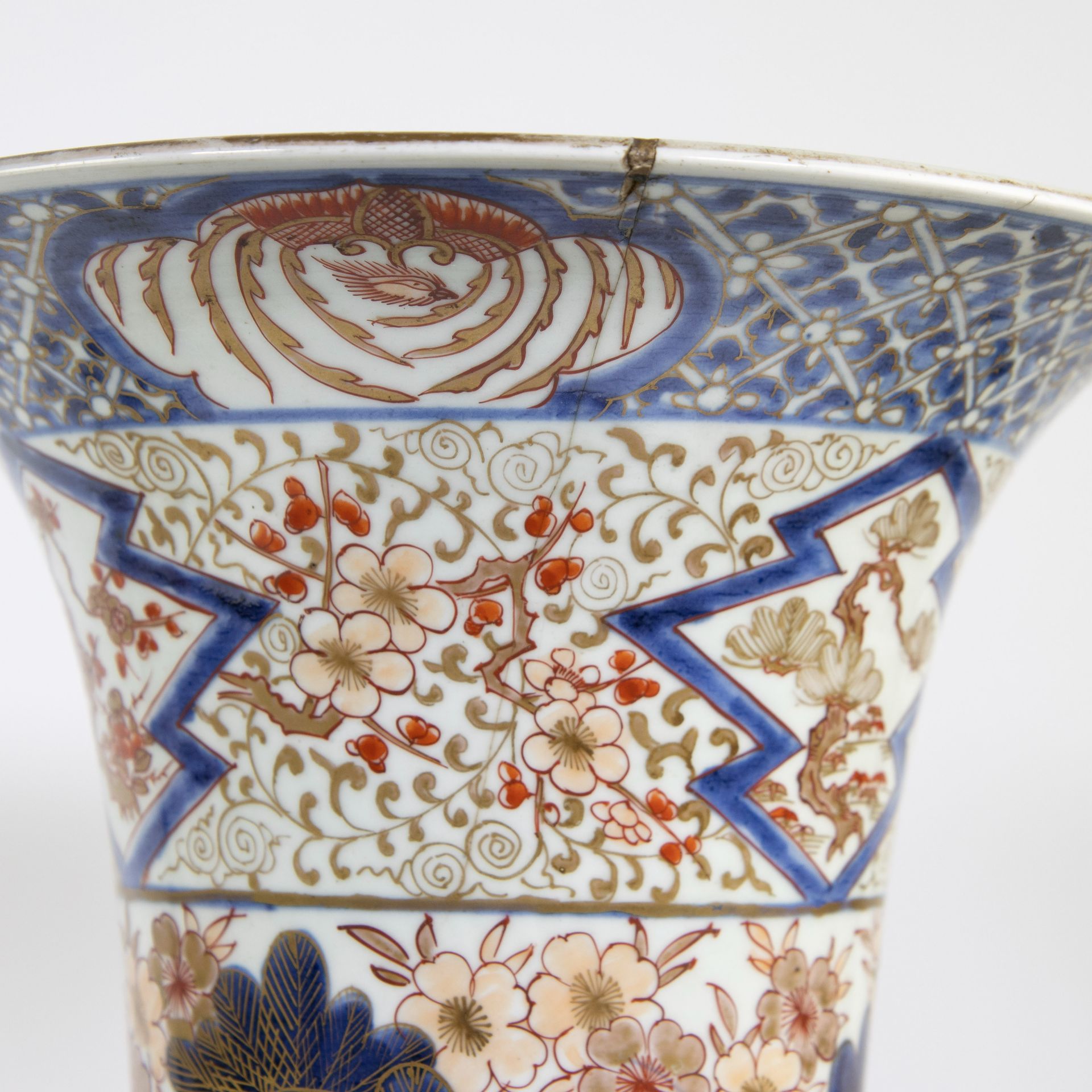Pair of Japanese Imari vases Meiji period - Image 5 of 8